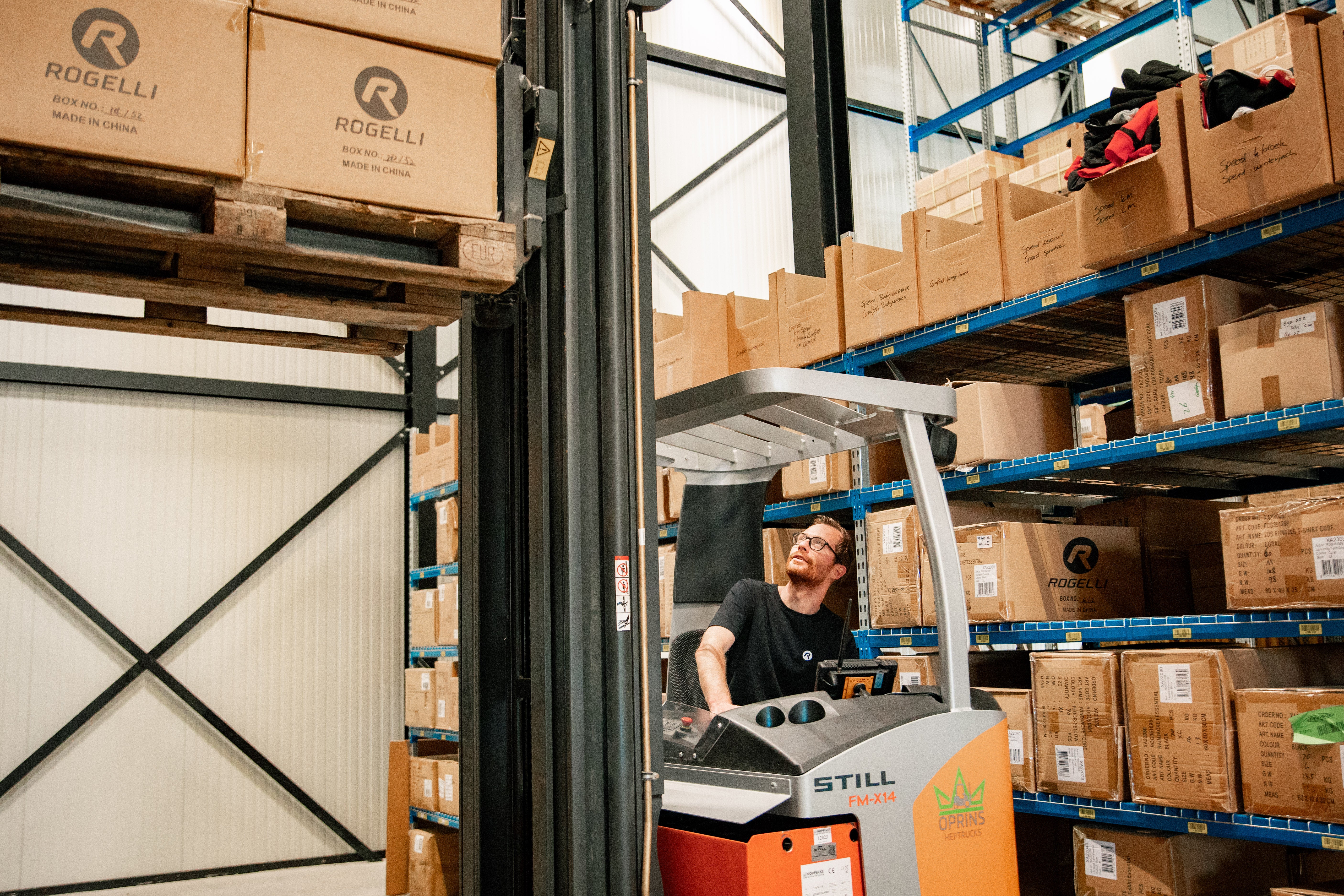 Foto van teun in het magazijn op de vorkheftruck voor de 'werken bij' pagina.