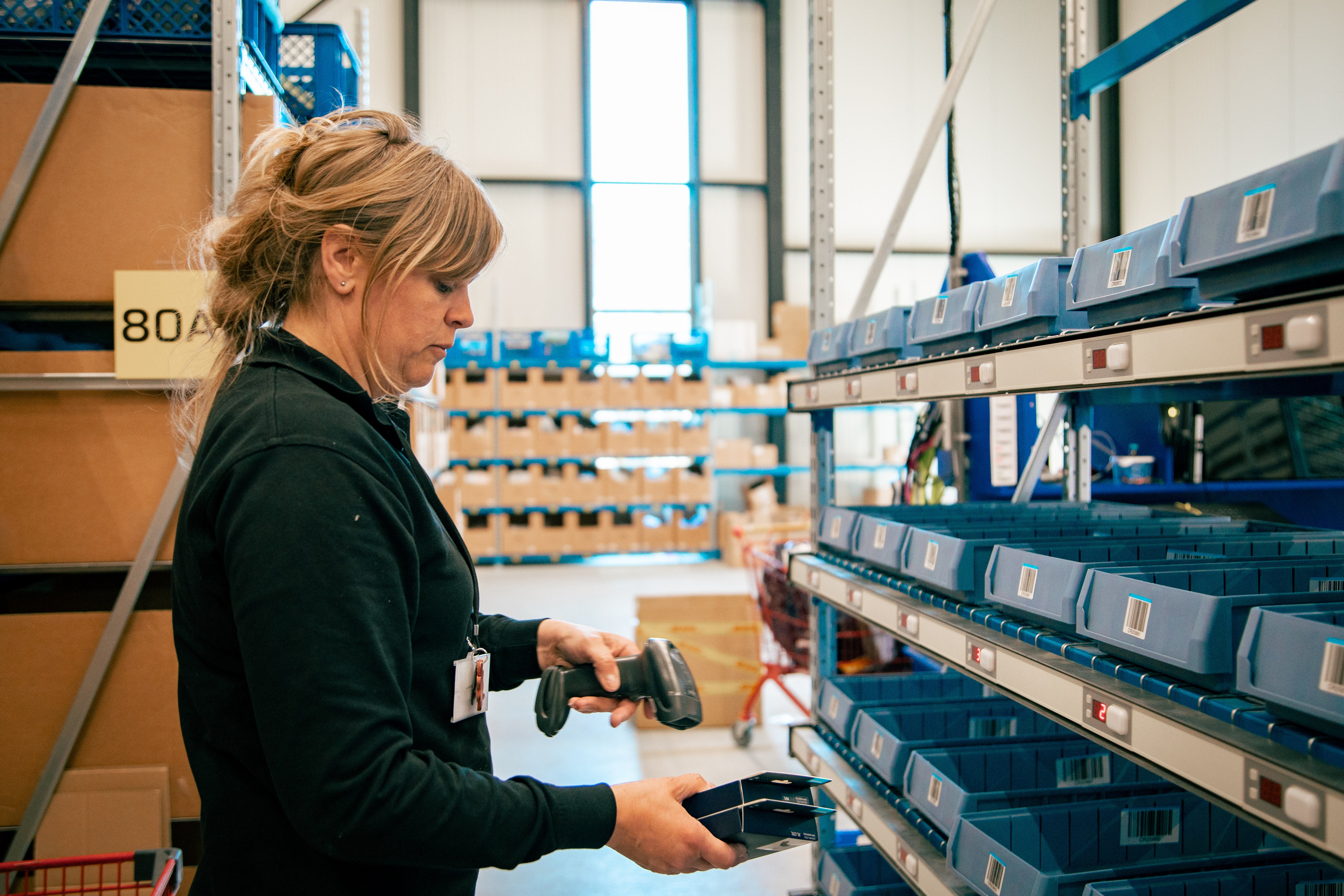 Foto van een magazijnmedewerker voor de 'werken bij' pagina.