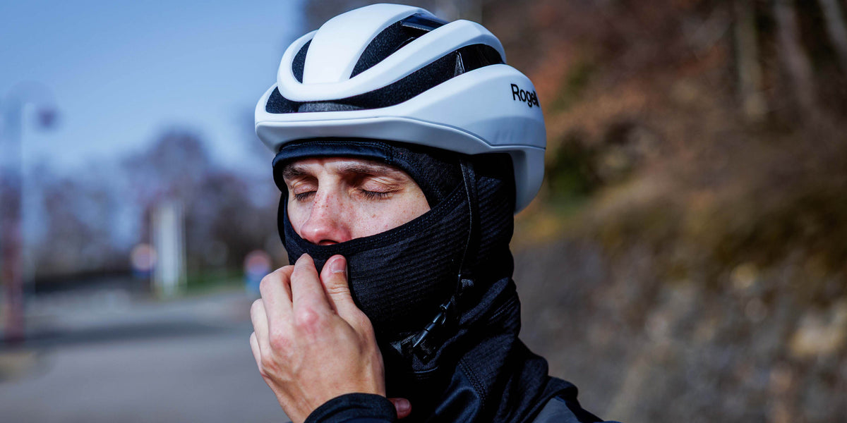 Banner categorie hoofdaccessoires wielrennen. Wielrenner met balaclava die gedragen wordt onder de fietshelm voor extra bescherming tegen de kou.