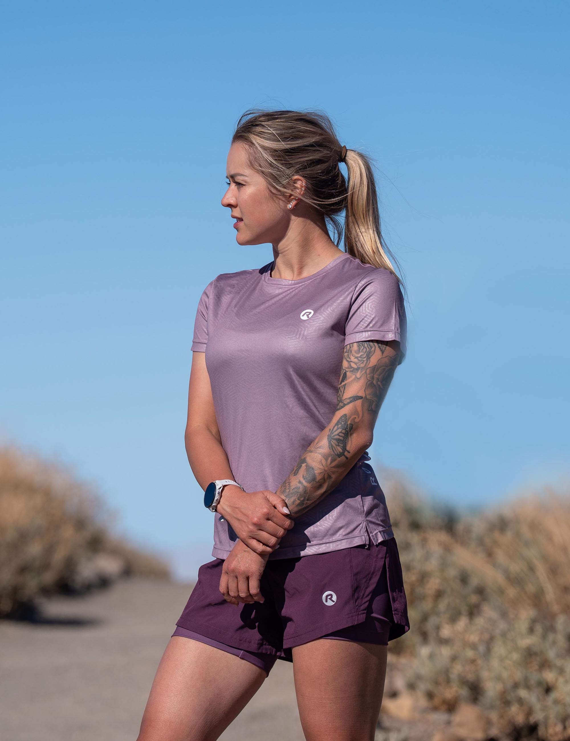 Dames 2-in-1 hardloopbroek met comfortabele pasvorm, perfect te combineren met een bijpassend hardloopshirt.