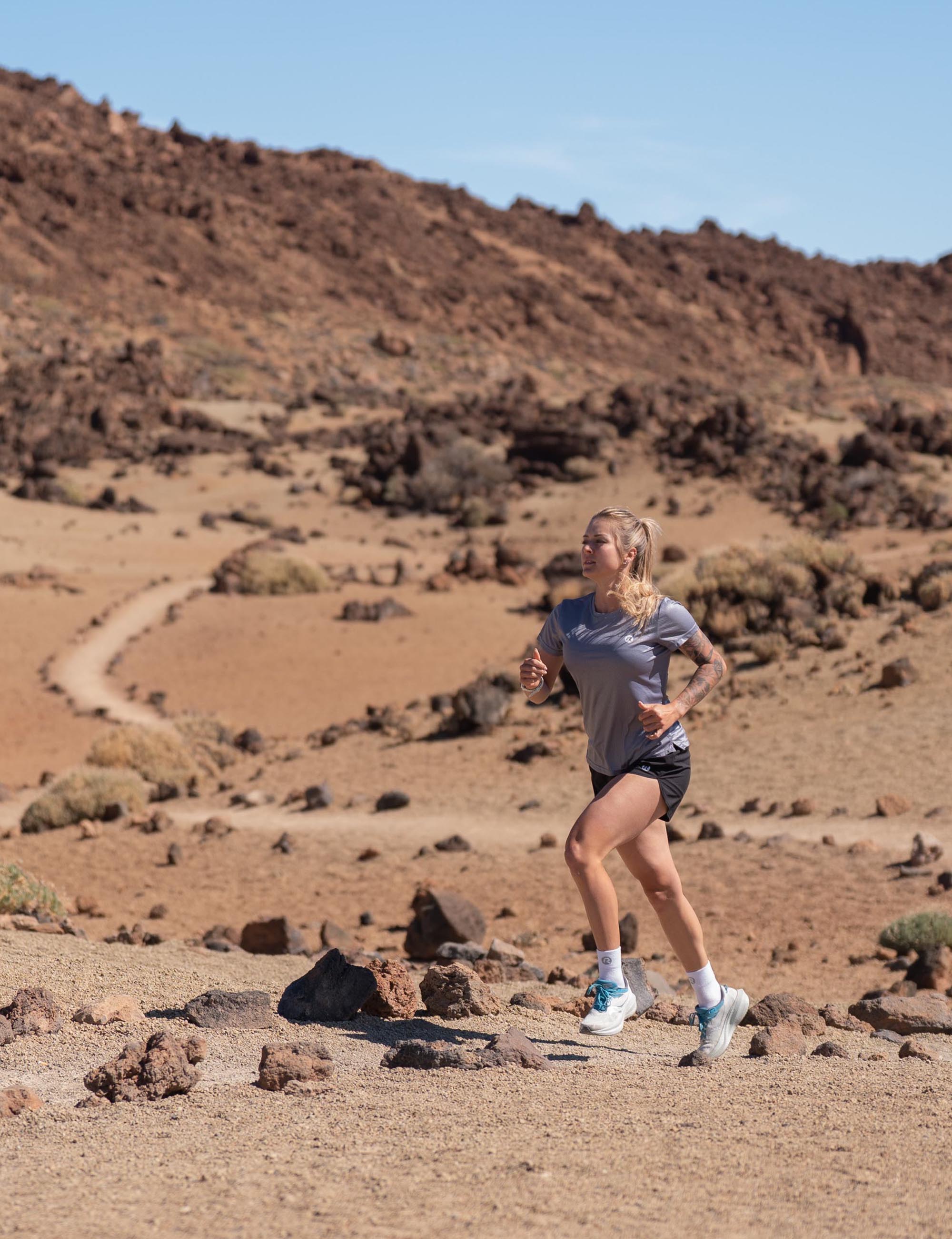 Dames hardloopset met shirt en broek voor energieke trainingen en relaxte rondjes.