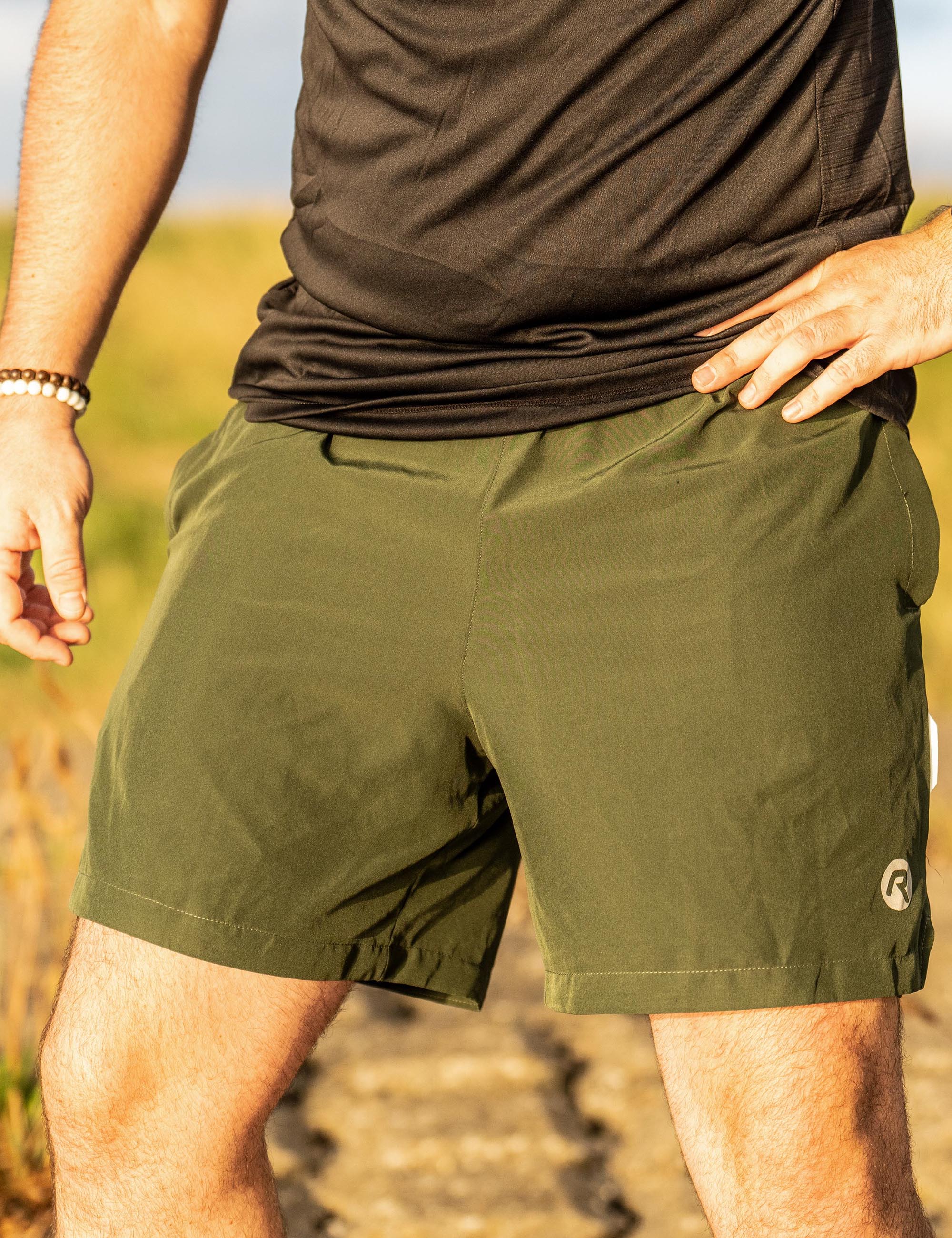 Heren 2-in-1 hardloopshort met geïntegreerde binnenbroek voor extra comfort en ondersteuning.