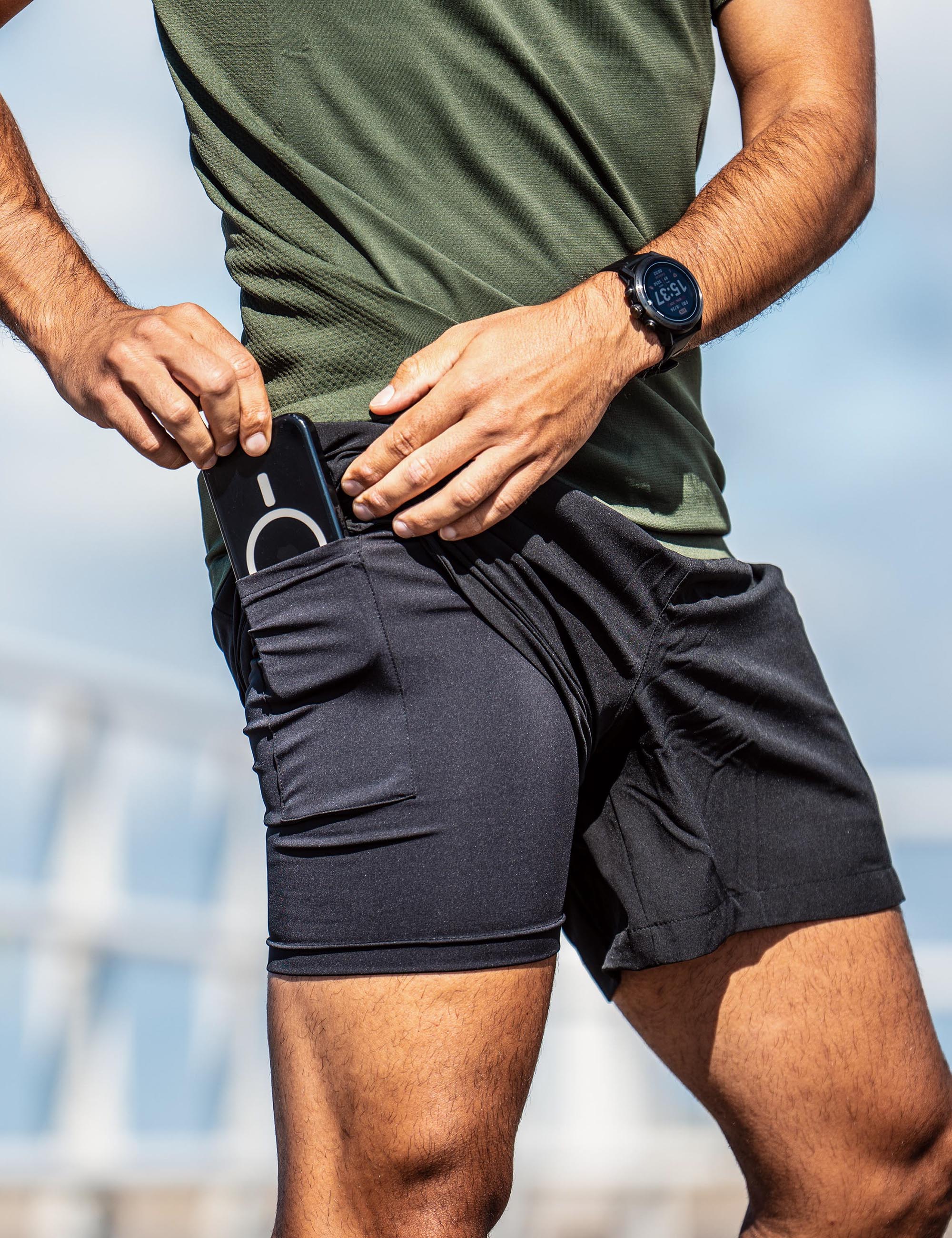 Sportieve 2-in-1 hardloopshort voor heren met functionele zak voor telefoon en essentials.