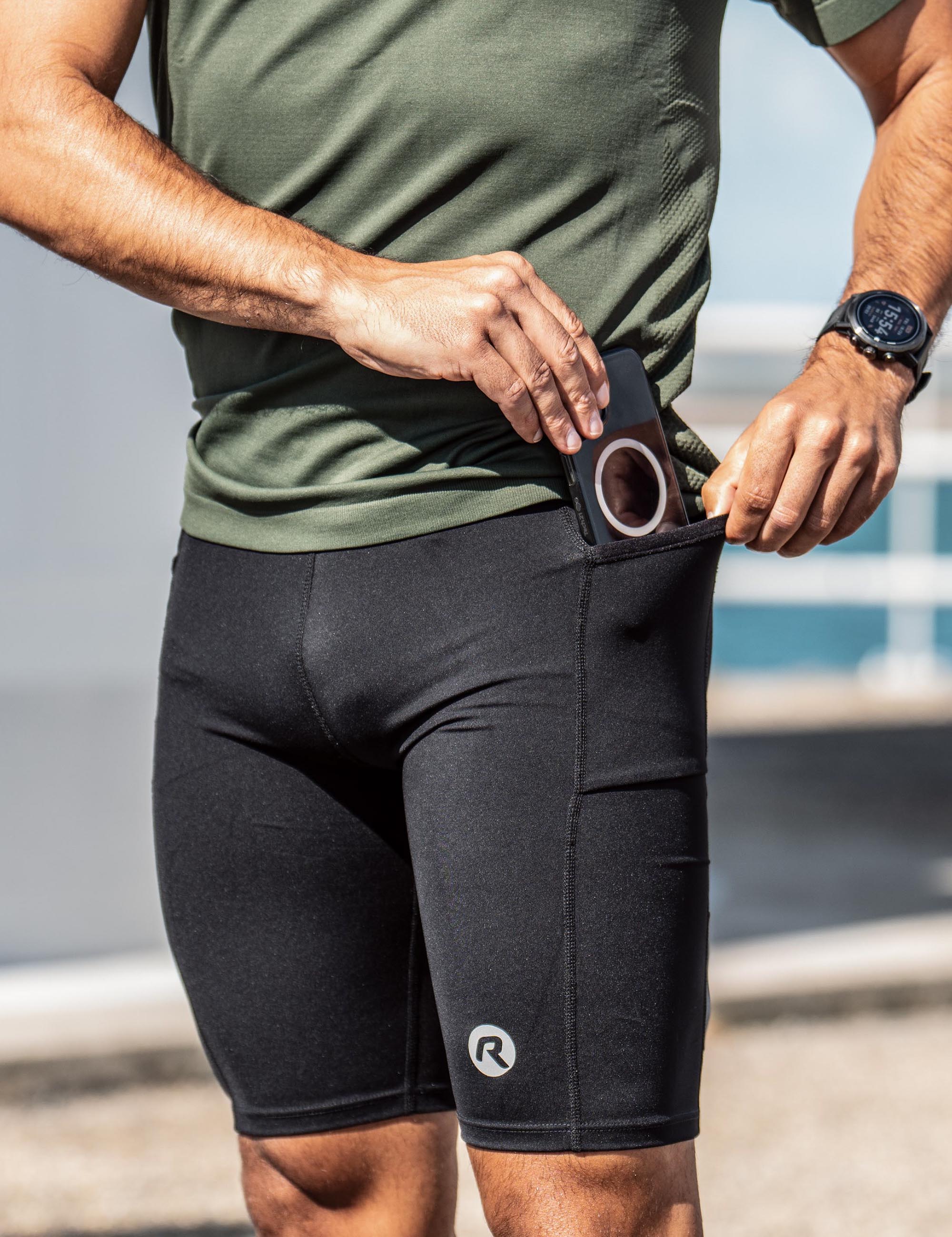 Rogelli Essential hardloopbroek voor heren in zwart met bijpassend hardloopshirt.
