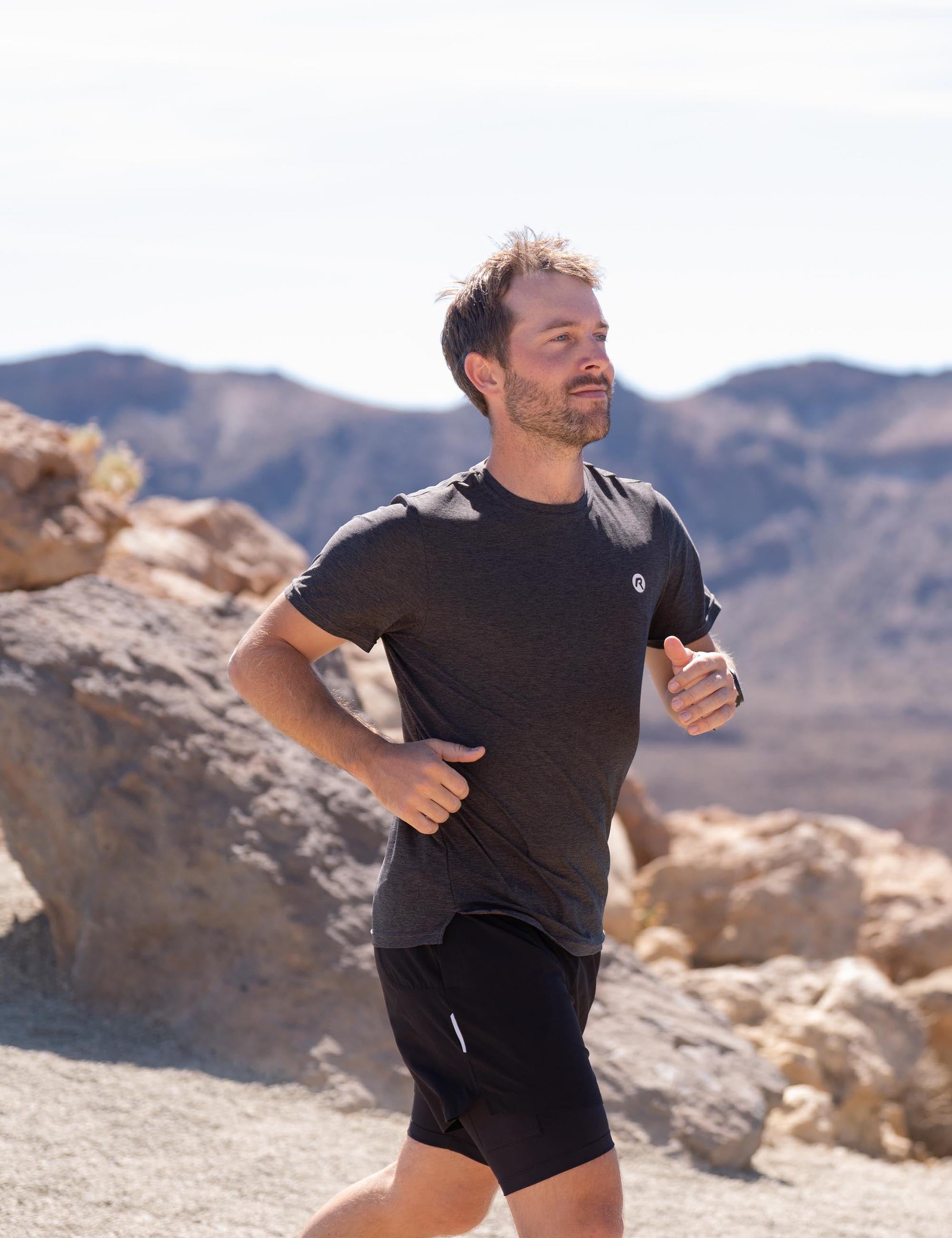 Ga vol focus op pad met deze complete hardloopoutfit voor heren.