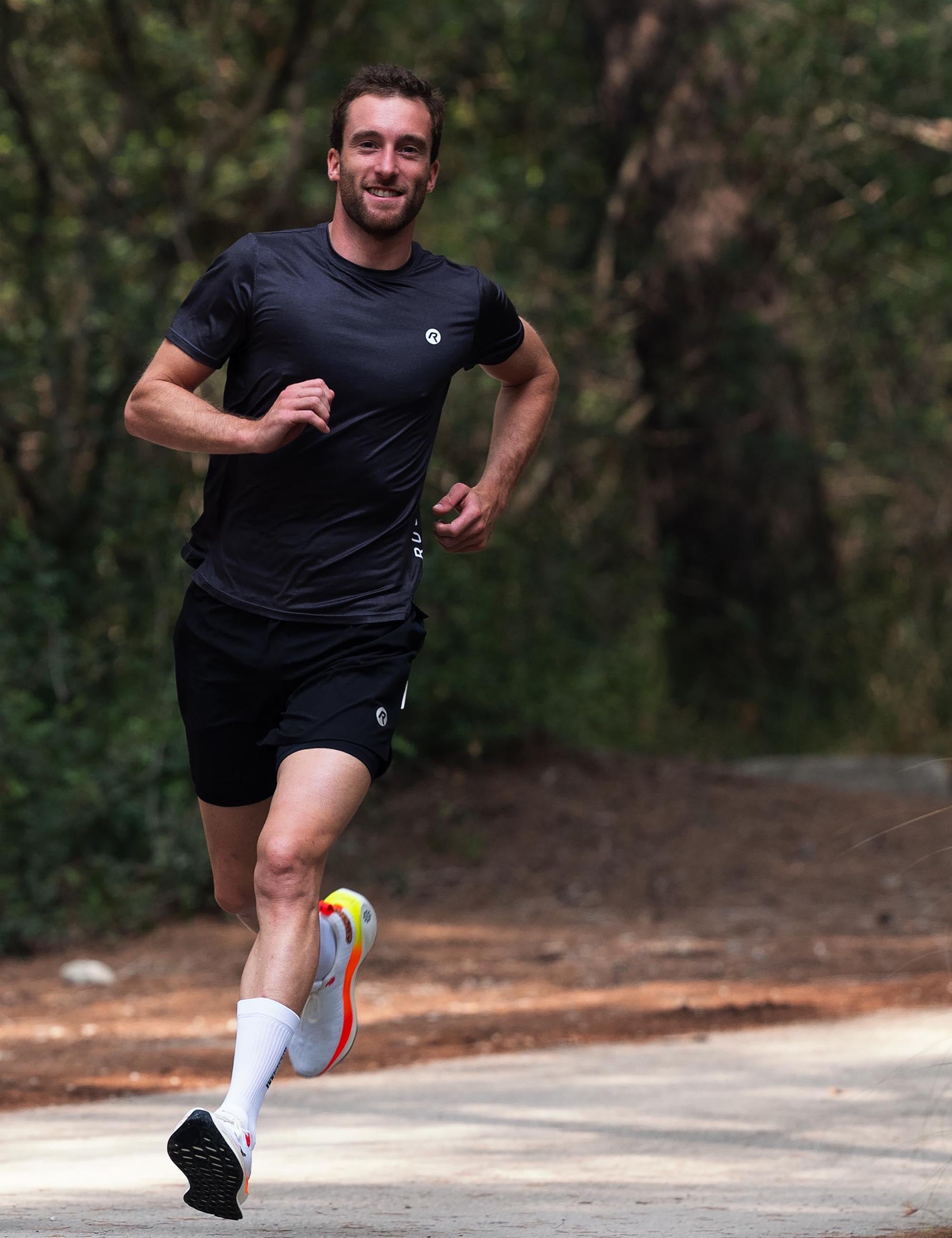 Heren hardloopoutfit ontworpen voor comfort, bewegingsvrijheid en een stijlvolle look.