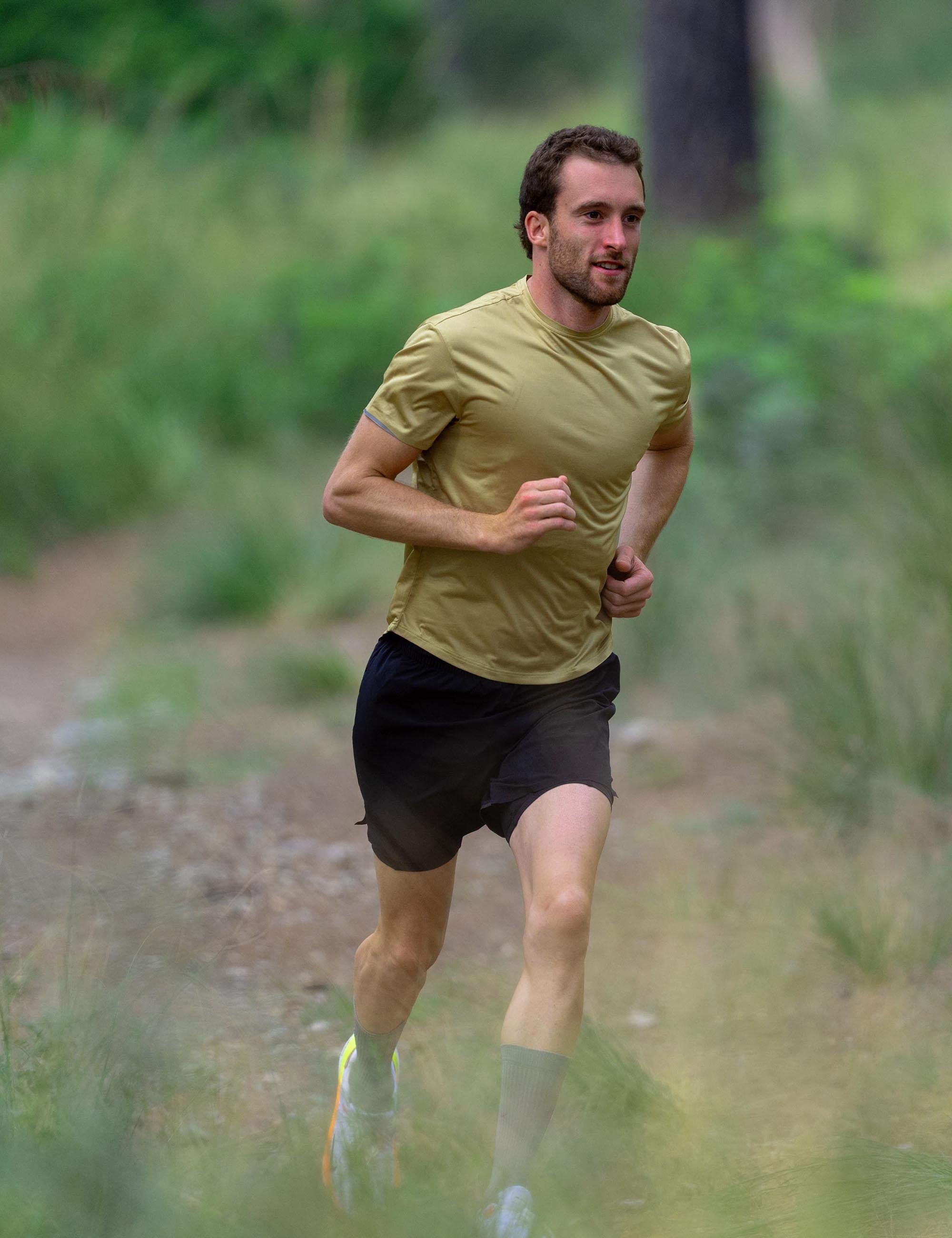 Rogelli Distance hardloopshirt voor heren in mosterd met bijpassende hardloopbroek.