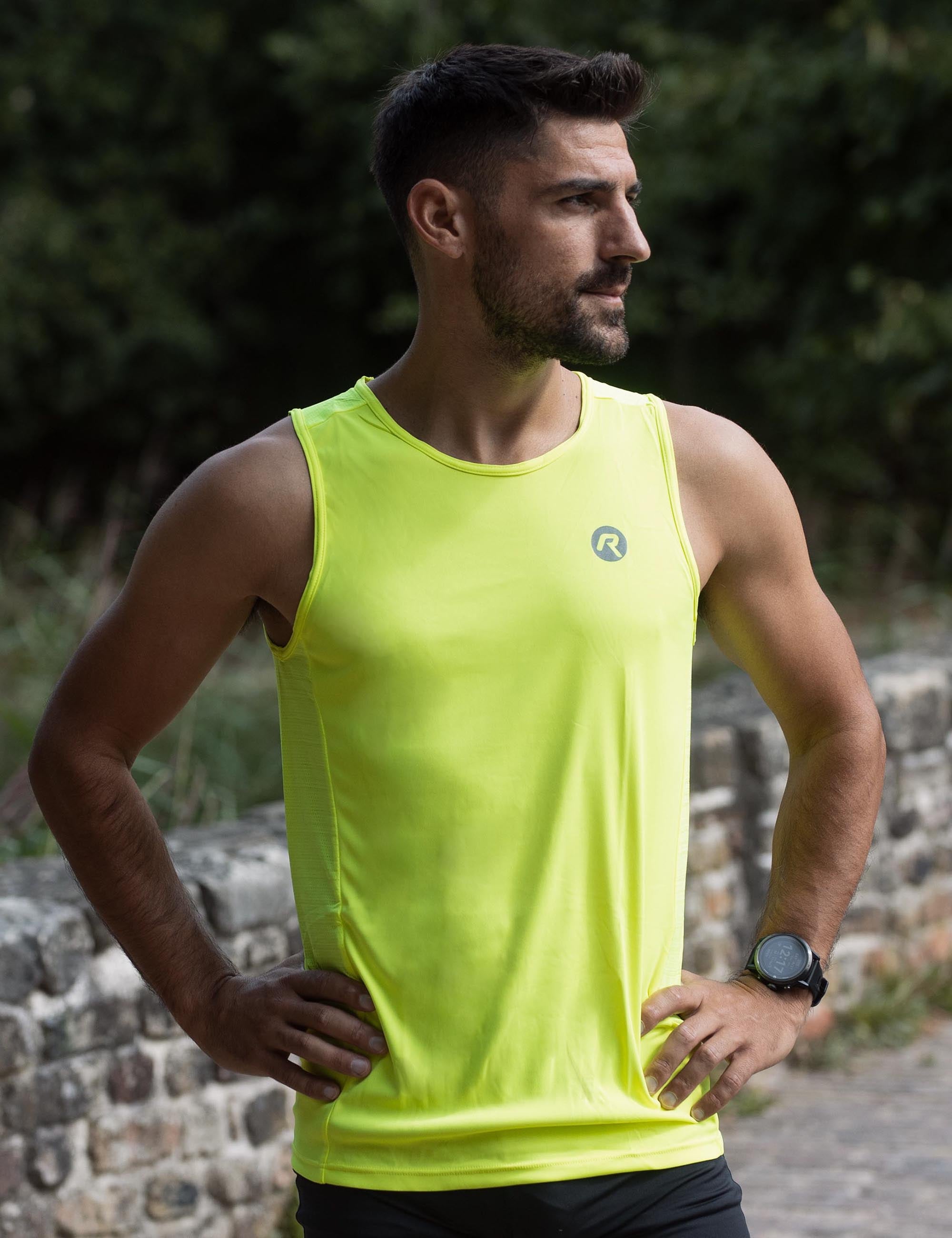 Rogelli Core hardloop singlet voor heren in fluor geel met bijpassende hardloopbroek.