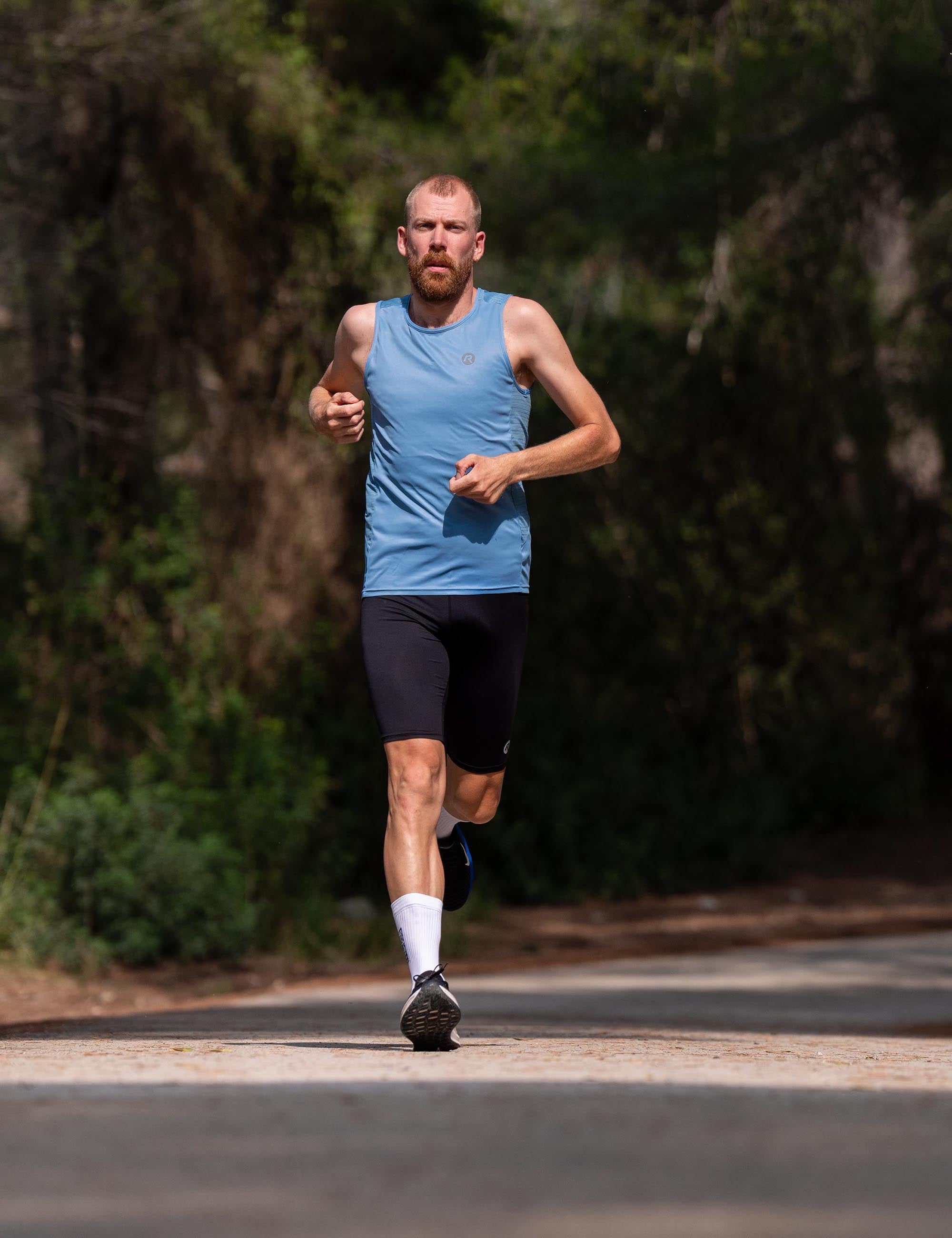 Rogelli Core hardloop singlet voor heren in lichtblauw met bijpassende hardloopbroek.