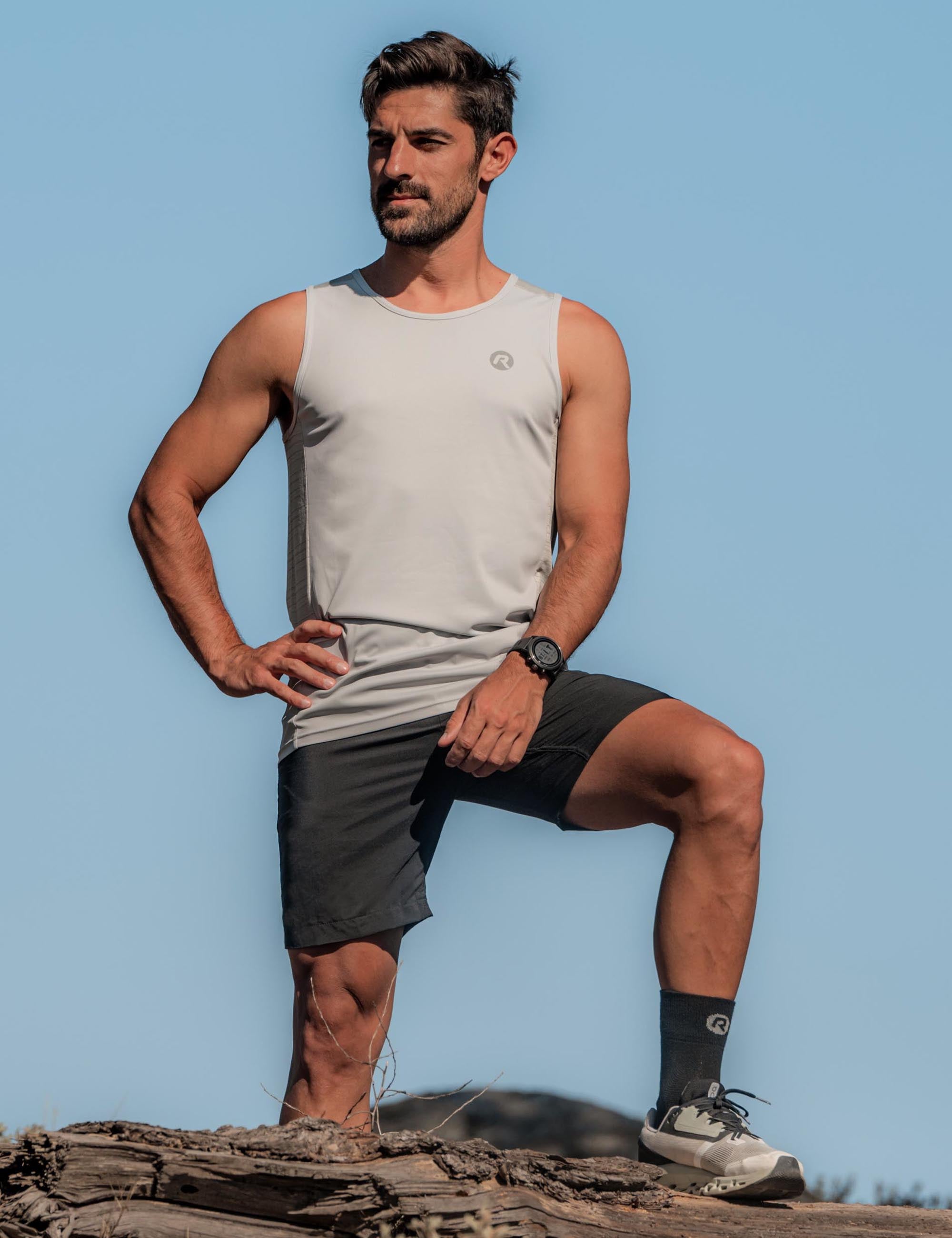 Rogelli Core hardloop singlet voor heren in lichtgrijs met bijpassende hardloopbroek.