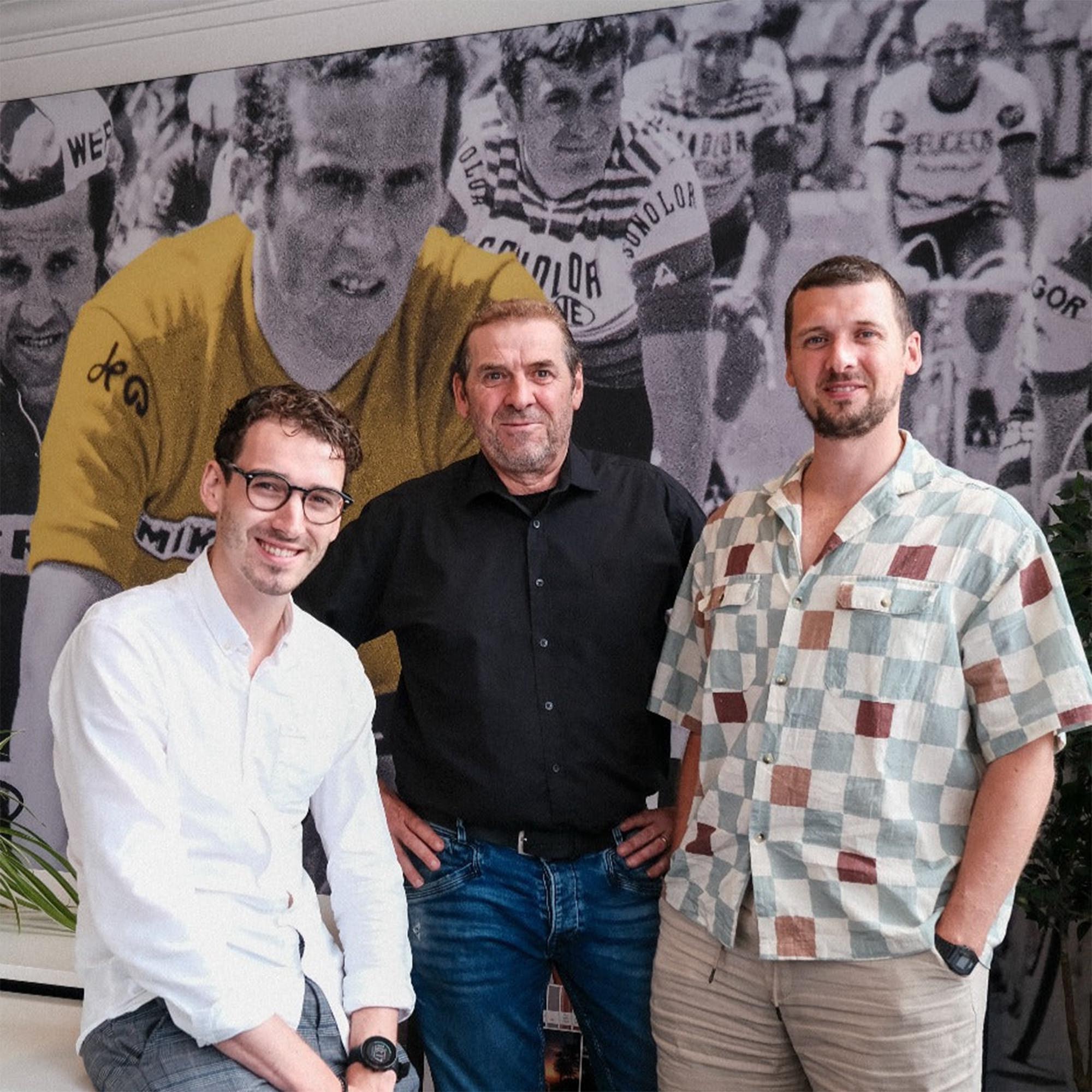 Derde generatie familie Wagtmans neemt Rogelli over met grote wielerfoto van Rini Wagtmans in gele trui tijdens Tour de France.