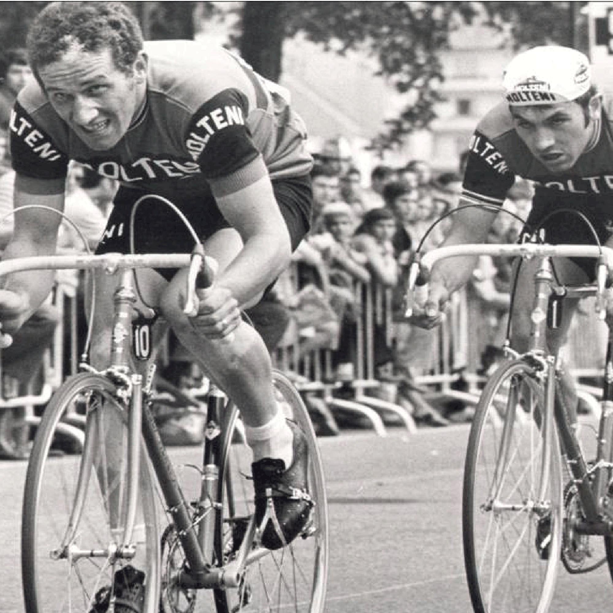 Rini Wagtmans rijdt een wedstrijd in het Molteni fietsshirt.