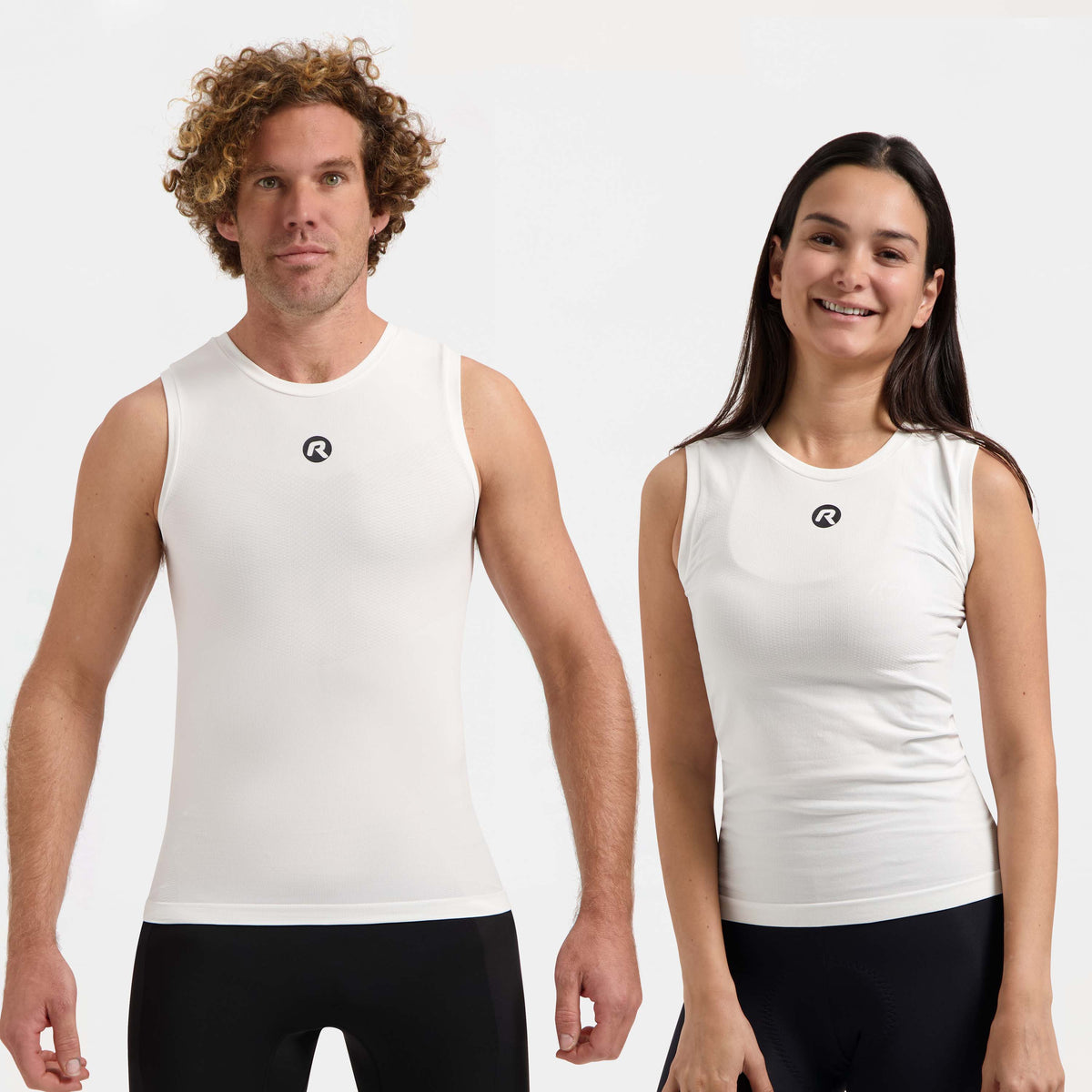 Man en vrouw in wit Rogelli Core II mouwloos ondershirt als ademende basislaag onder fietskleding.