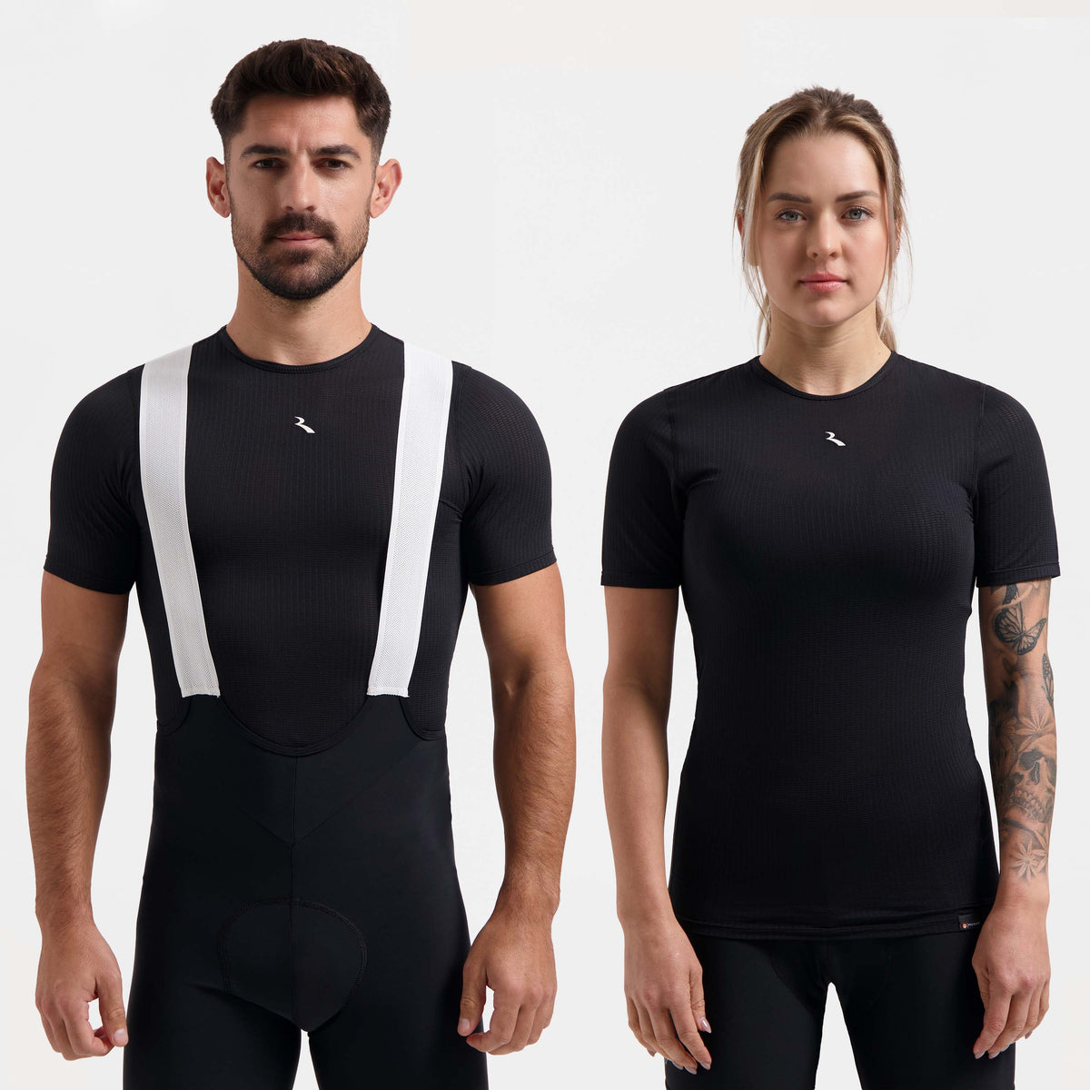 Man en vrouw in zwart Rogelli Kite ondershirt met korte mouwen als ademende basislaag onder fietskleding.