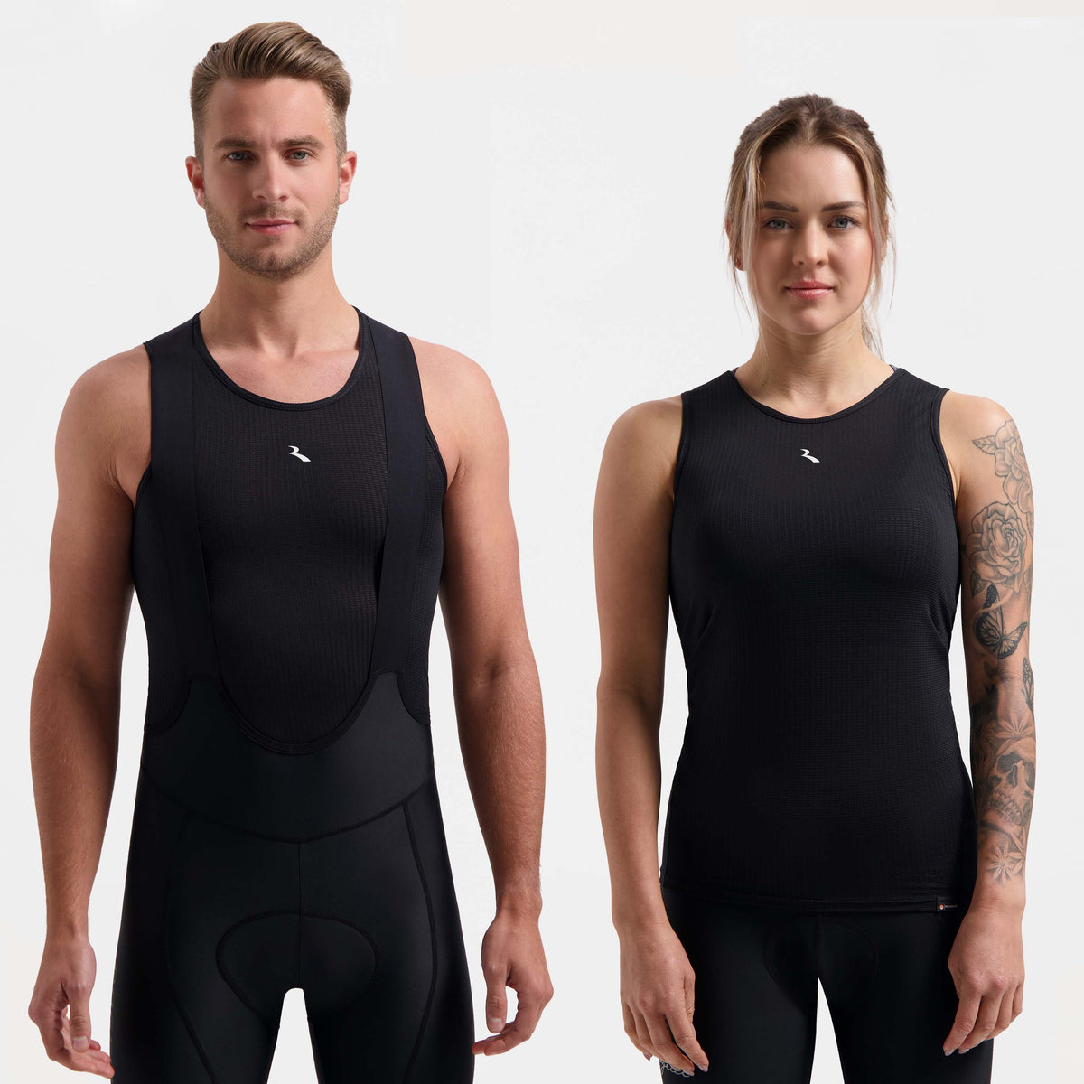 Man en vrouw in zwart Rogelli Kite II mouwloos ondershirt als ademende basislaag onder fietskleding.