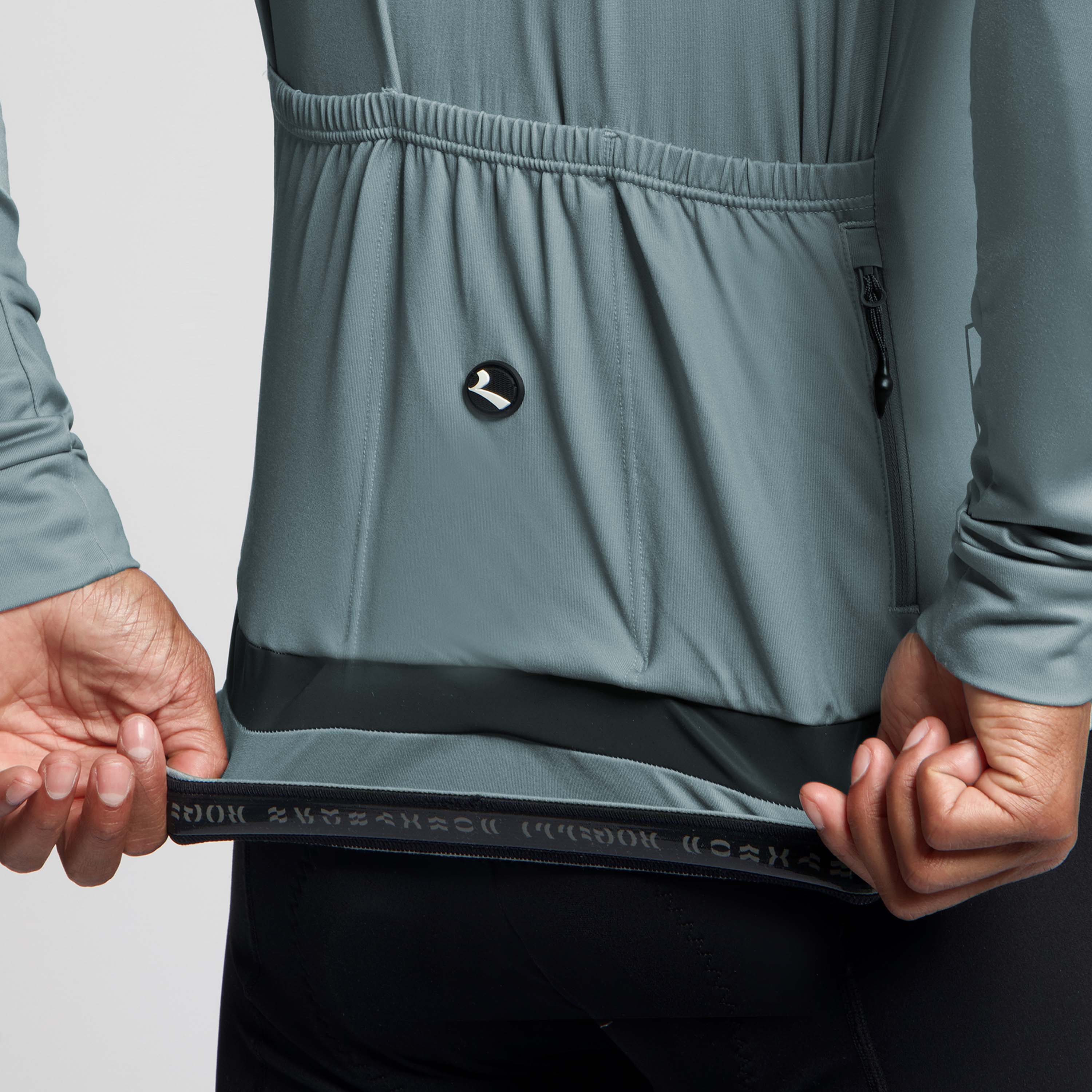 Detail van Rogelli Essential II fietsshirt heren grey achterkant.