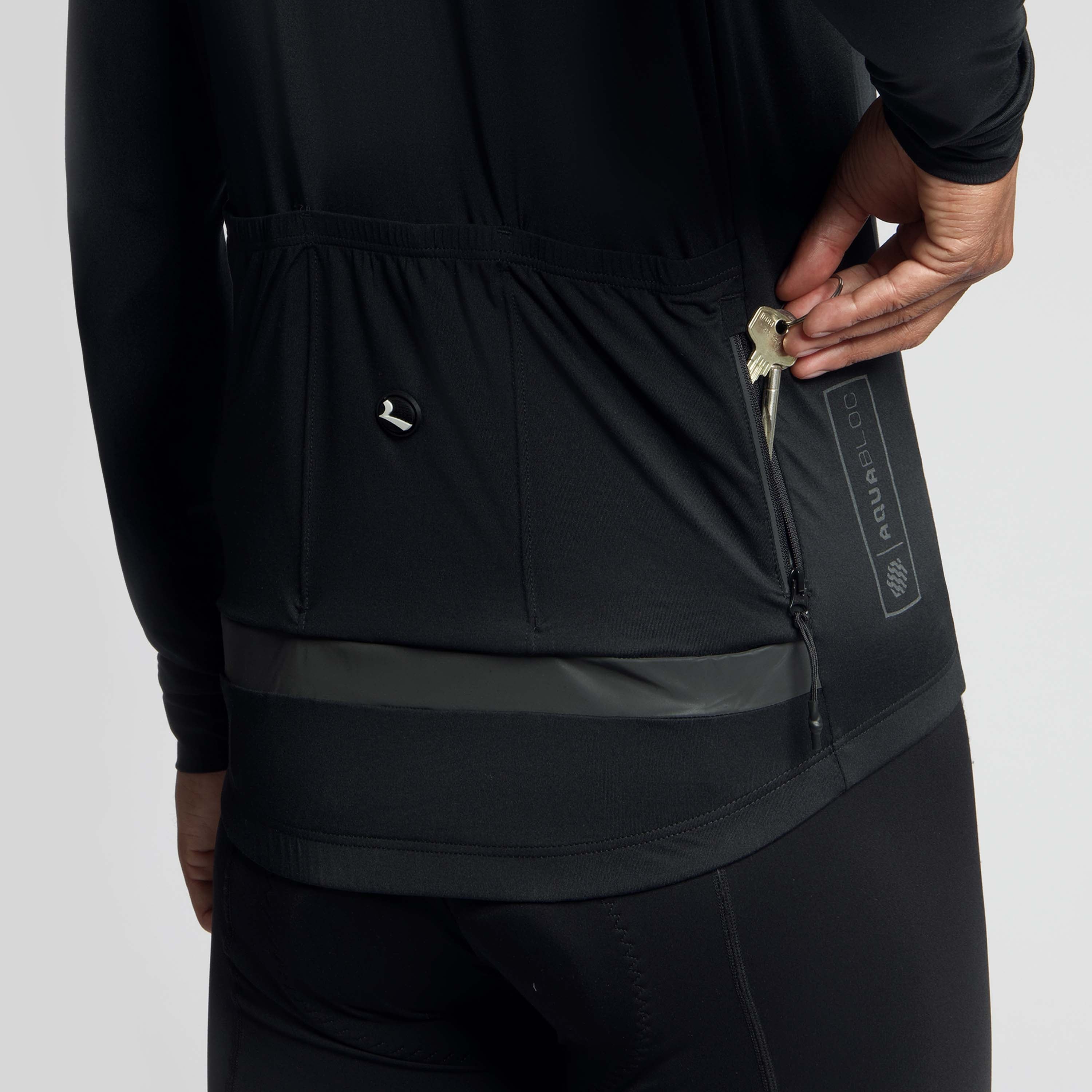 Detail van Rogelli Essential light fietsshirt zwart heren achterzak.