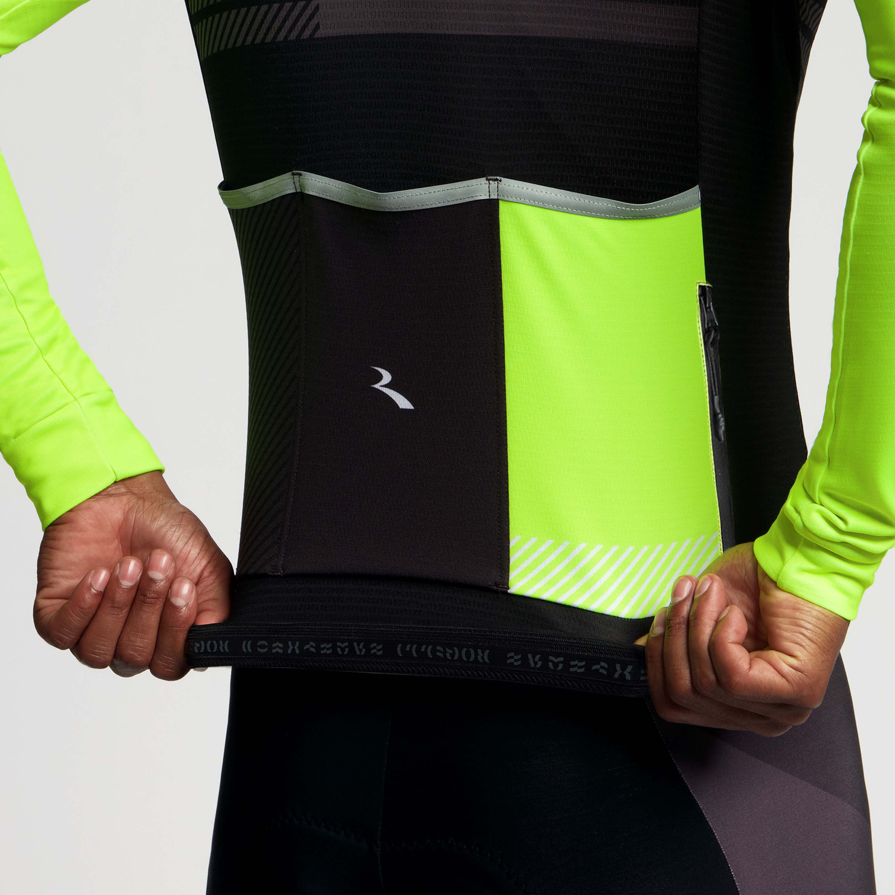 Detail van Rogelli Stryde fietsshirt L/S heren zwart/grijs/fluor achterkant siliconen.