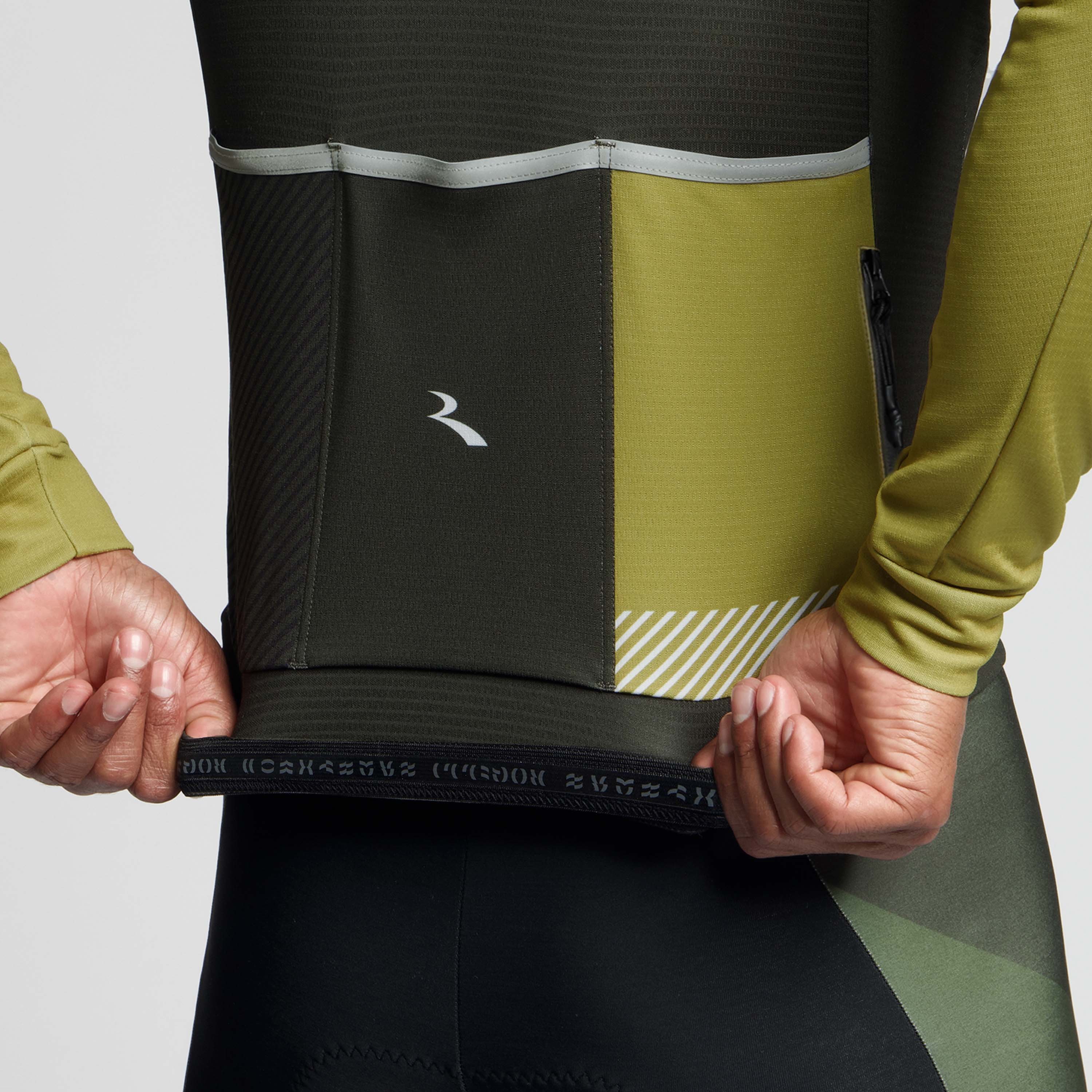 Detail van Rogelli Stryde fietsshirt L/S heren legergroen/mosterd achterkant siliconen. 