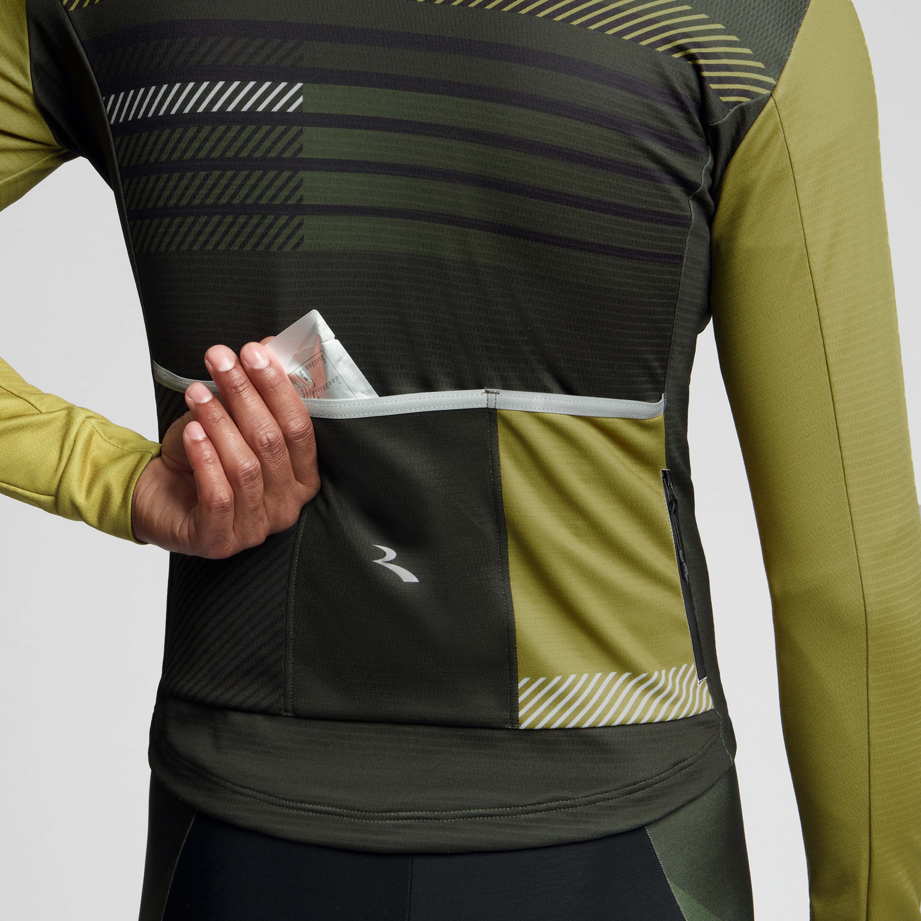 Detail van Rogelli Stryde fietsshirt L/S heren legergroen/mosterd achterkant. 