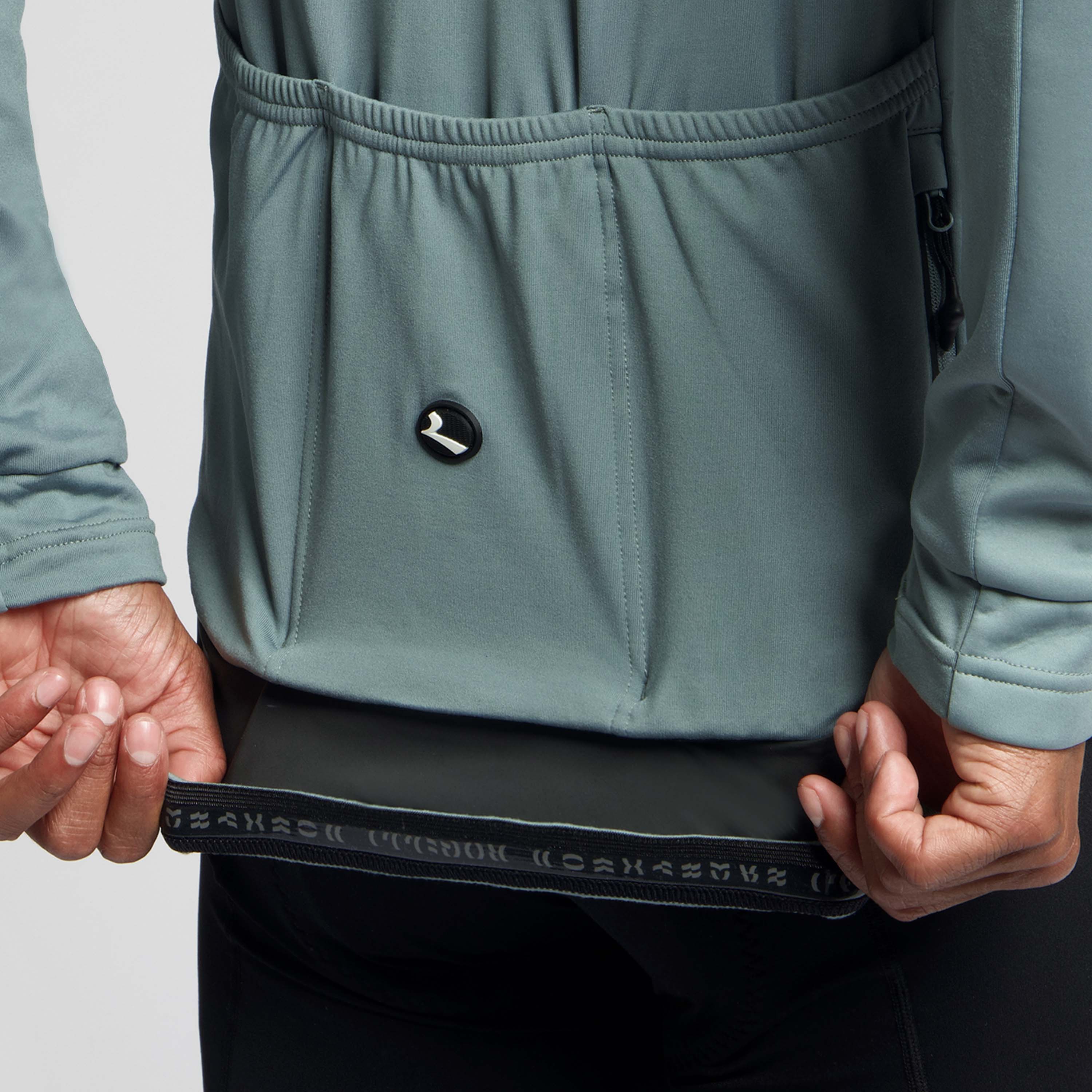 Detail van Rogelli Essential II winter fietsjack grijs heren siliconen.