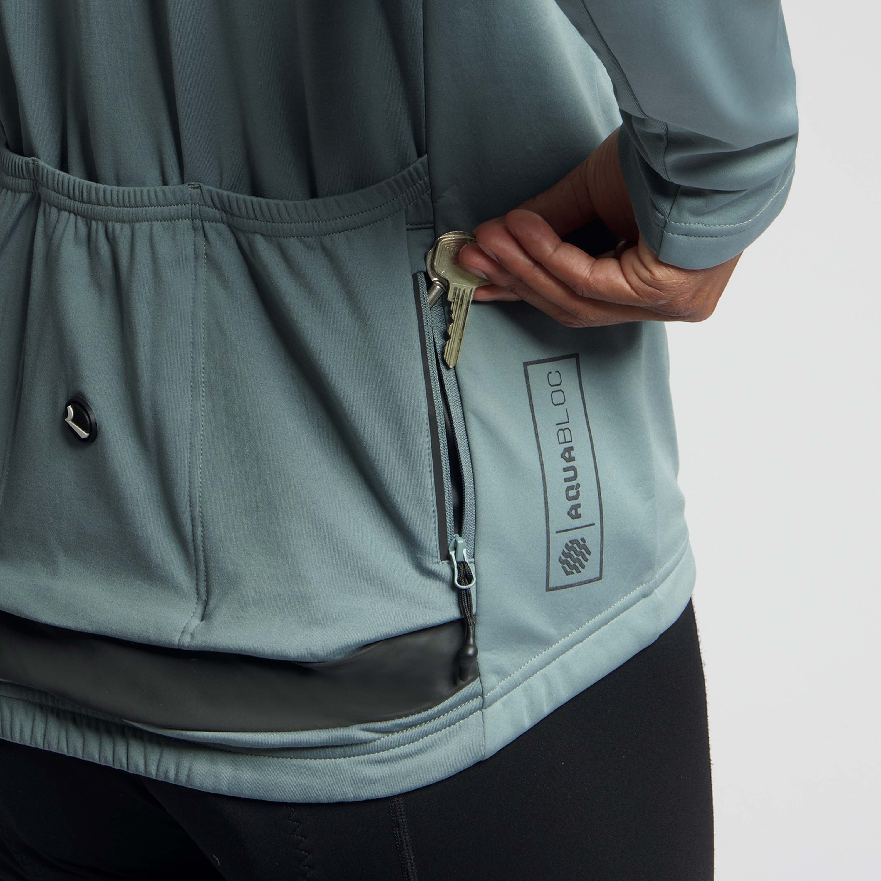 Detail van Rogelli Essential II winter fietsjack grijs heren achterzak.