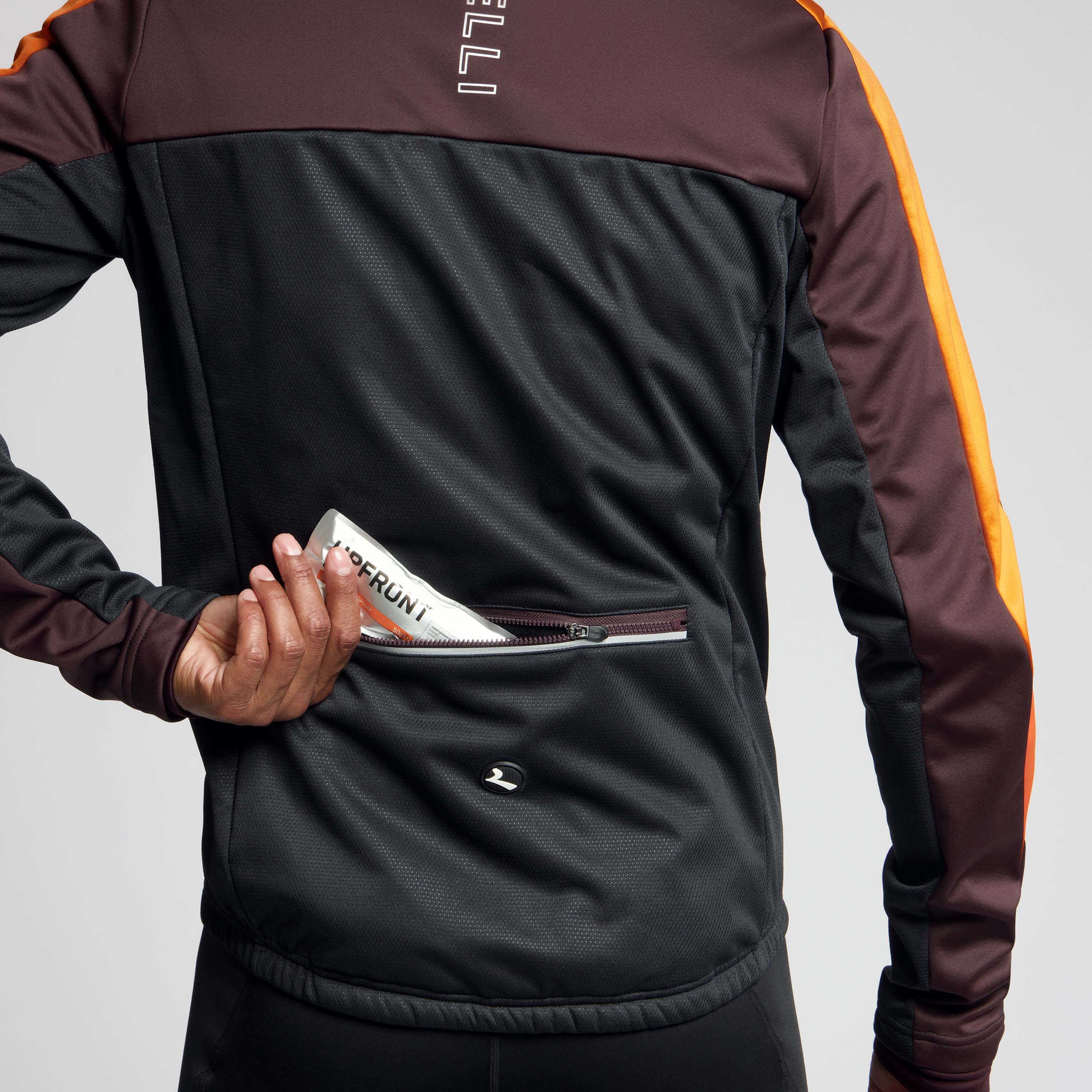 Detail van Rogelli Freeze winter fietsjack heren zwart/bordeaux/oranje achterkant. 