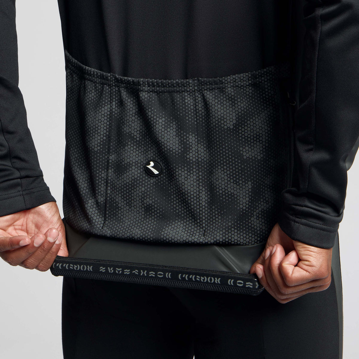 Detail van Rogelli Essential HI VIS II winter fietsjack heren zwart achterkant siliconen. 
