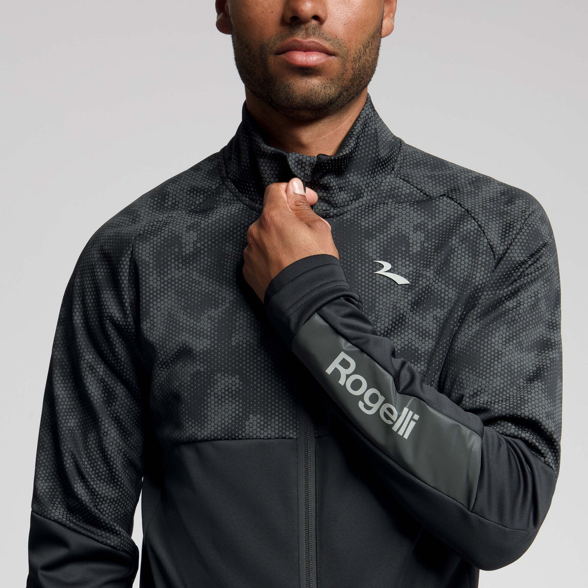 Detail van Rogelli Essential HI VIS II winter fietsjack heren zwart voorkant. 