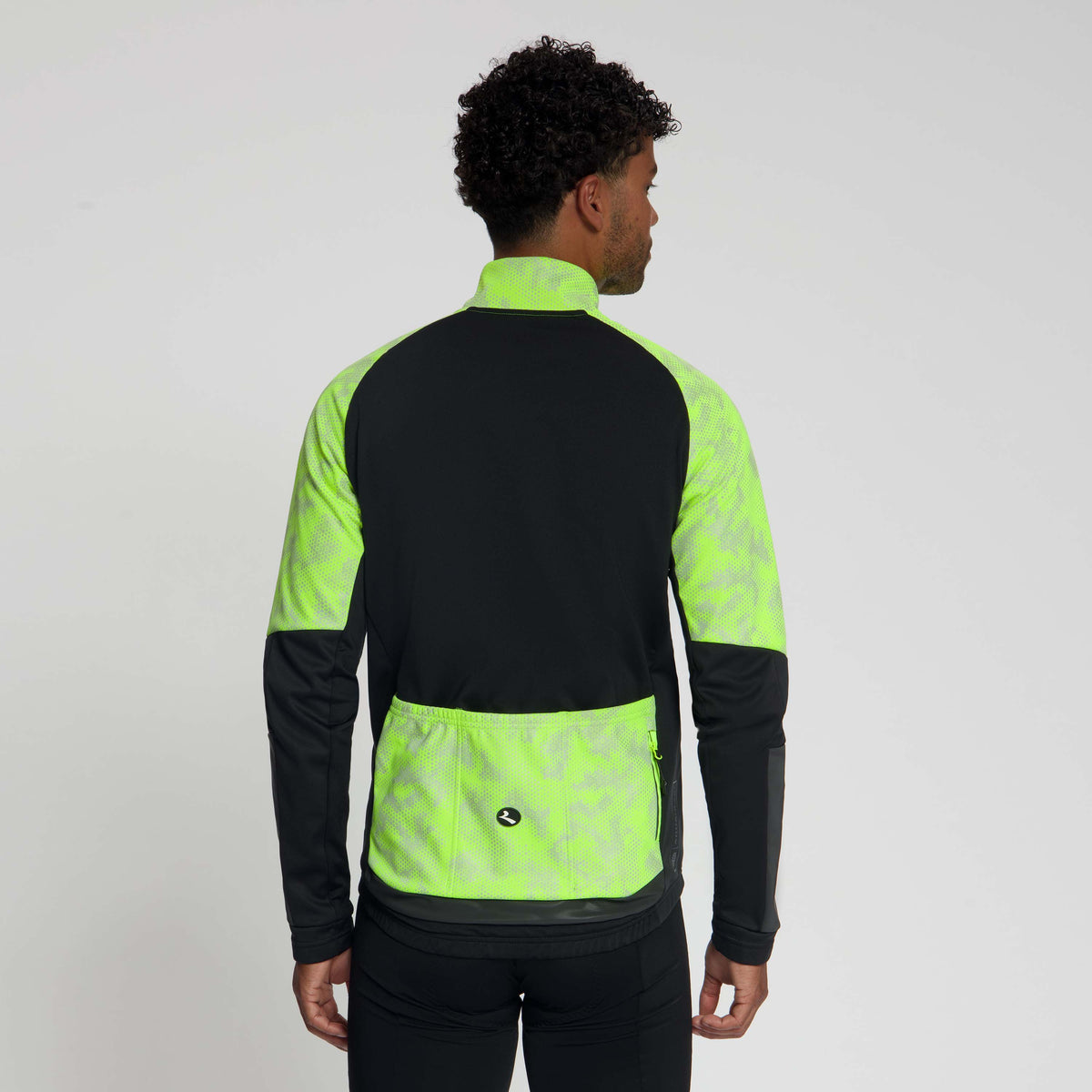 Rogelli Essential HI VIS II winter fietsjack heren fluor geel gedragen achterkant.