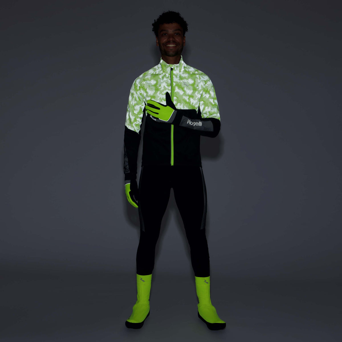 Rogelli Essential HI VIS II winter fietsjack heren fluor geel gedragen totaalshot donker.