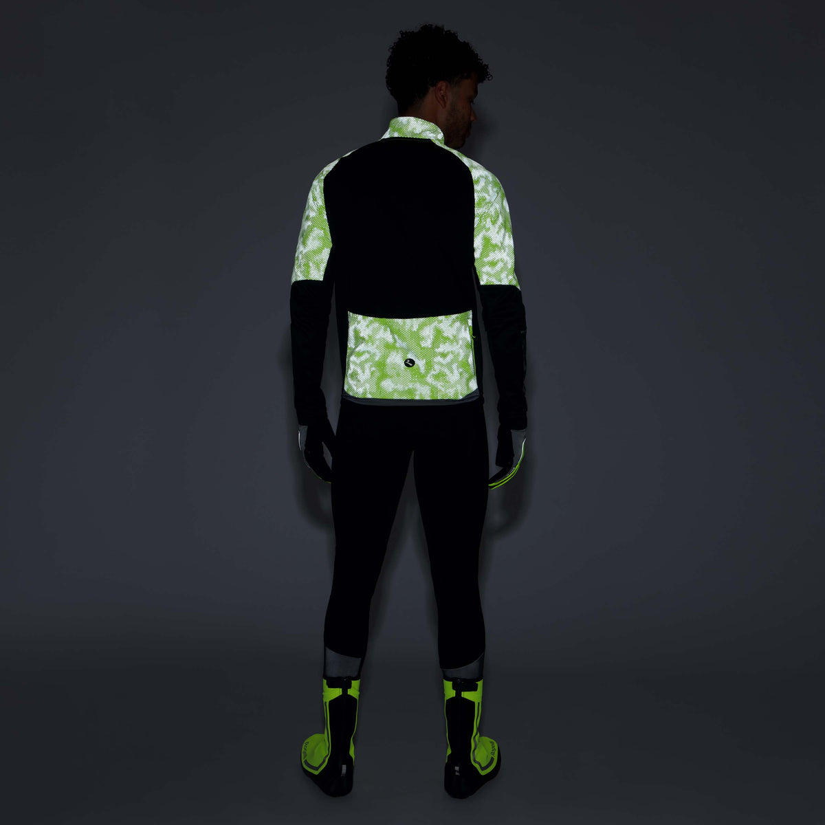 Detail van Rogelli Essential HI VIS II winter fietsjack heren fluor geel achterkant donker. 