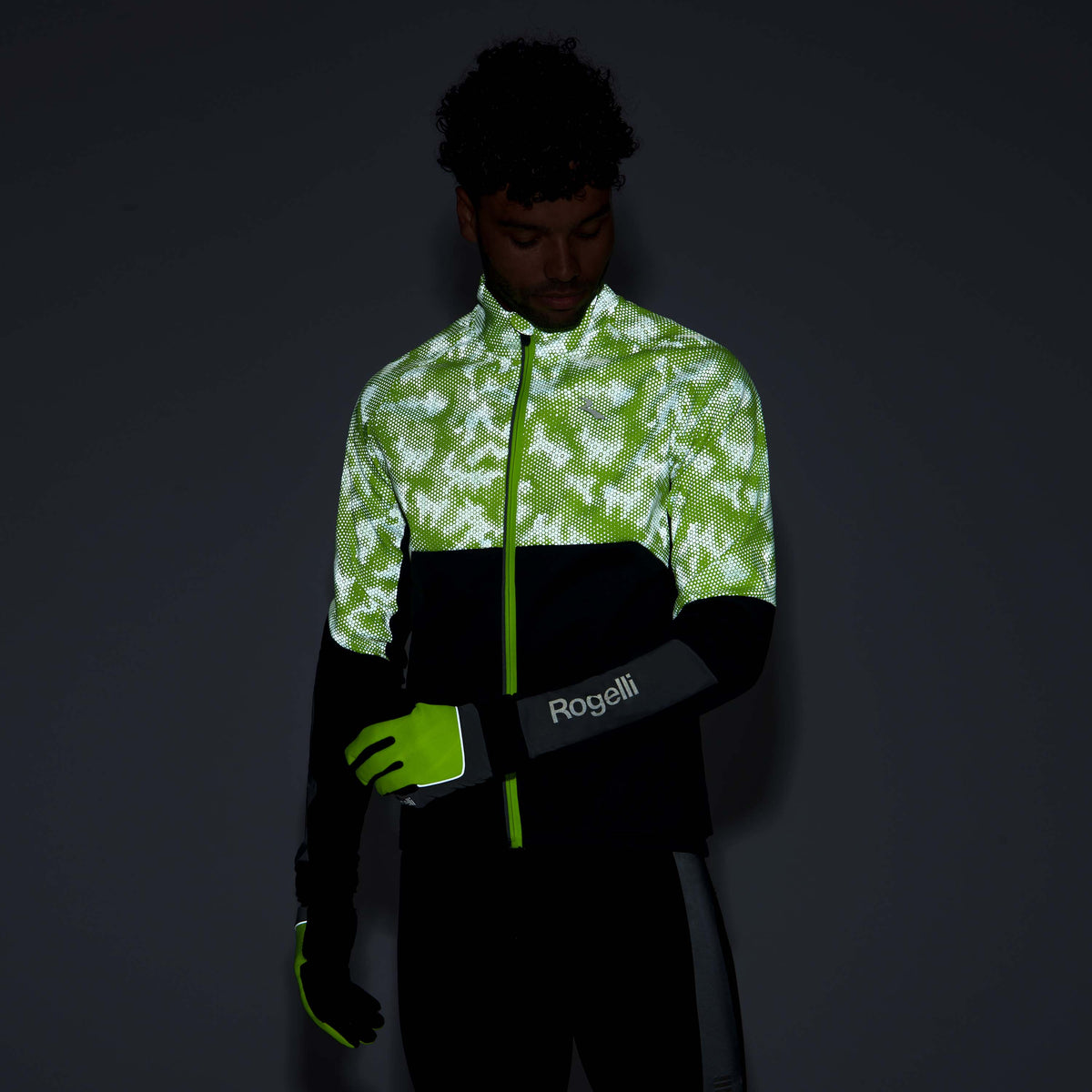 Detail van Rogelli Essential HI VIS II winter fietsjack heren fluor geel voorkant. donker 