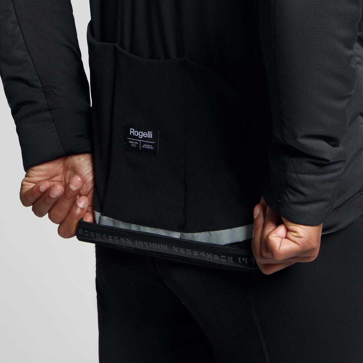 Detail van Rogelli Element winter fietsjack heren zwart achterkant siliconen. 