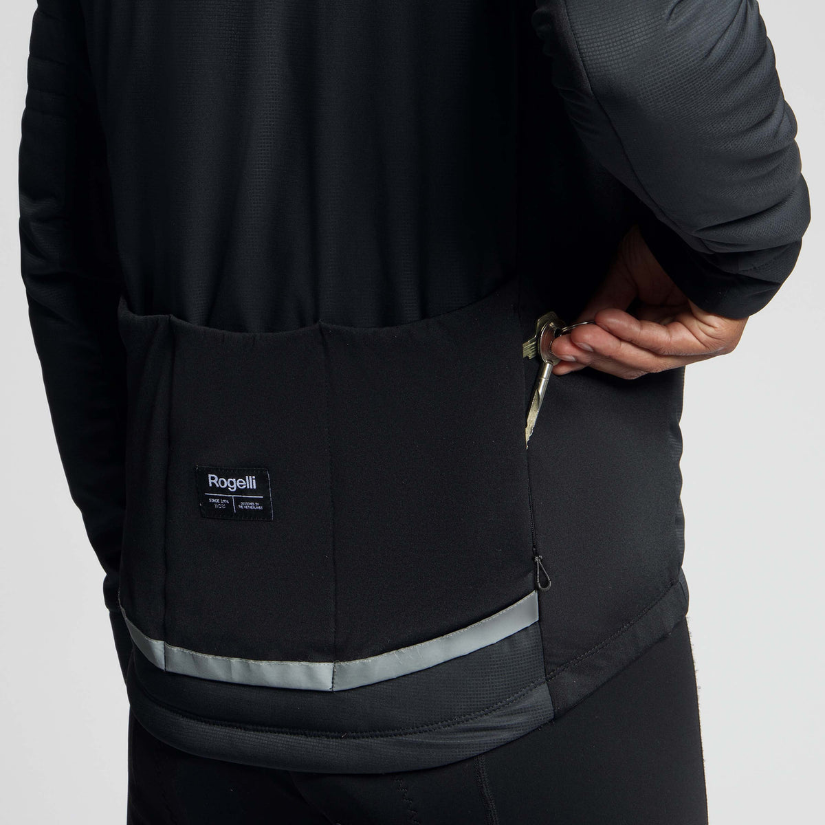 Detail van Rogelli Element winter fietsjack heren zwart achterkant. 