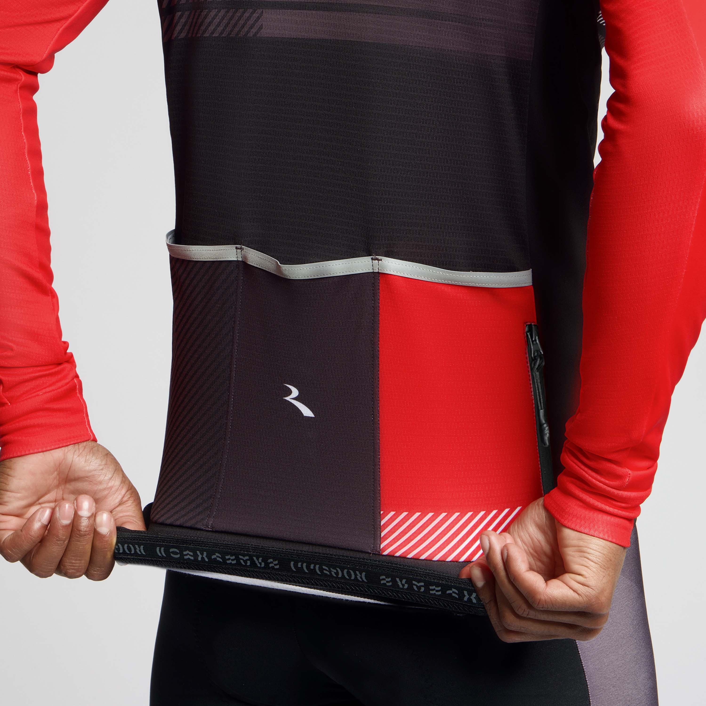 Detail van Rogelli Stryde winter fietsjack heren zwart/grijs/rood achterkant siliconen. 