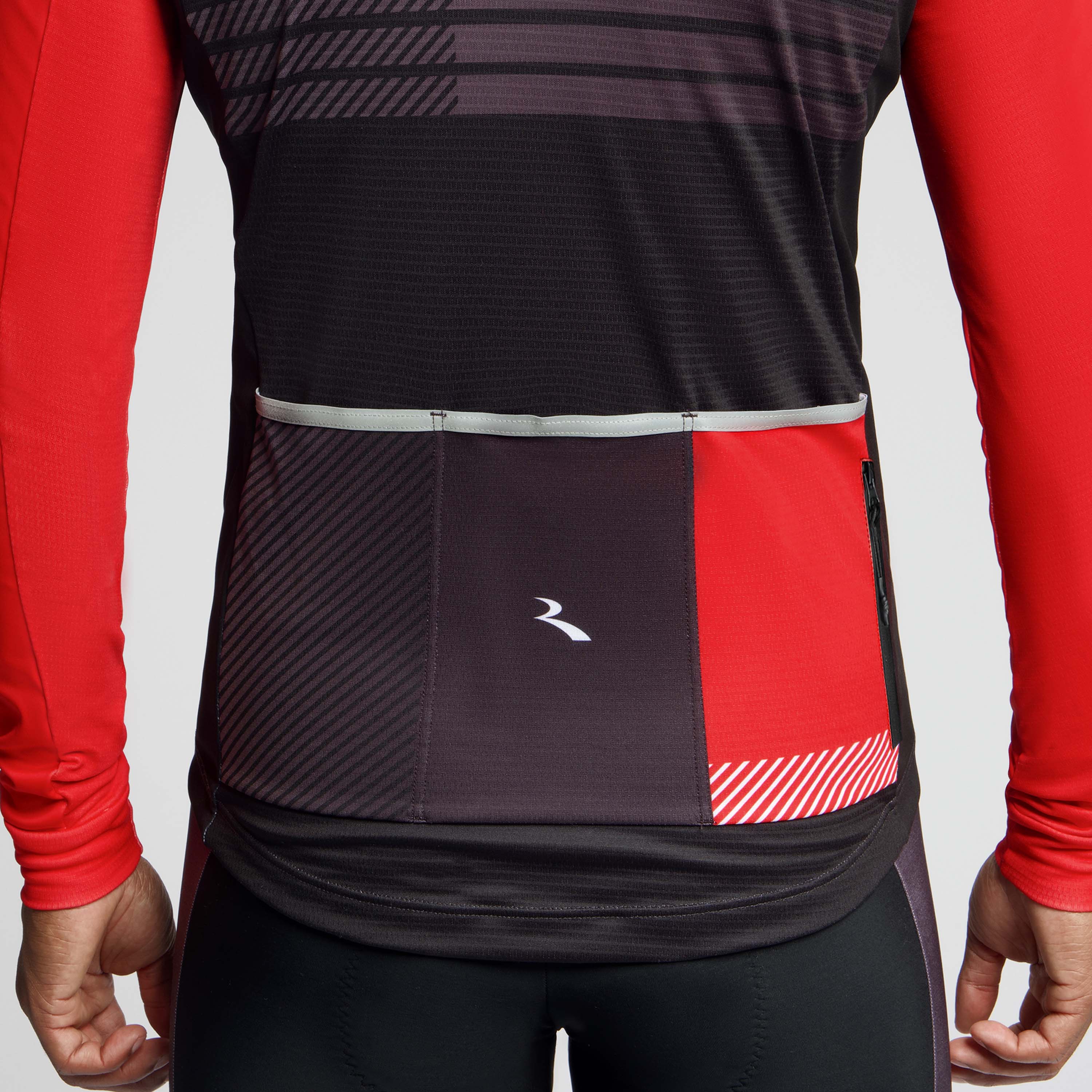 Detail van Rogelli Stryde winter fietsjack heren zwart/grijs/rood achterkant. 