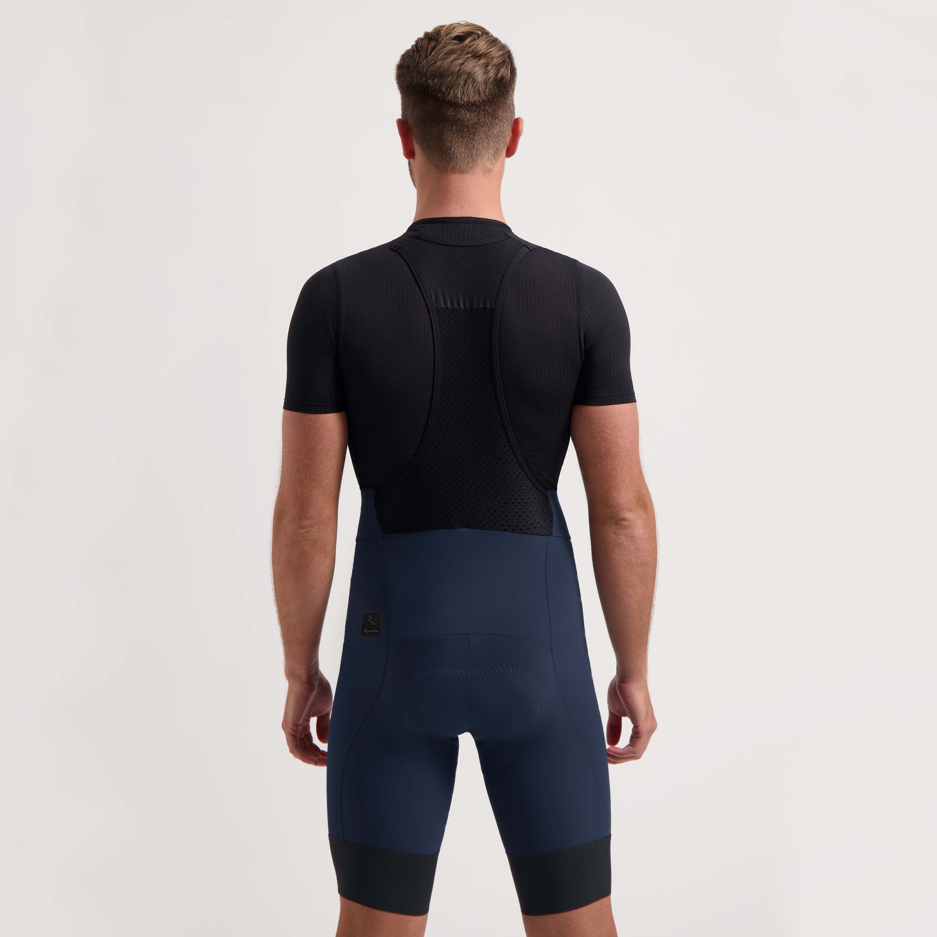 Rogelli Signature korte fietsbroek heren blauw gedragen achterkant.