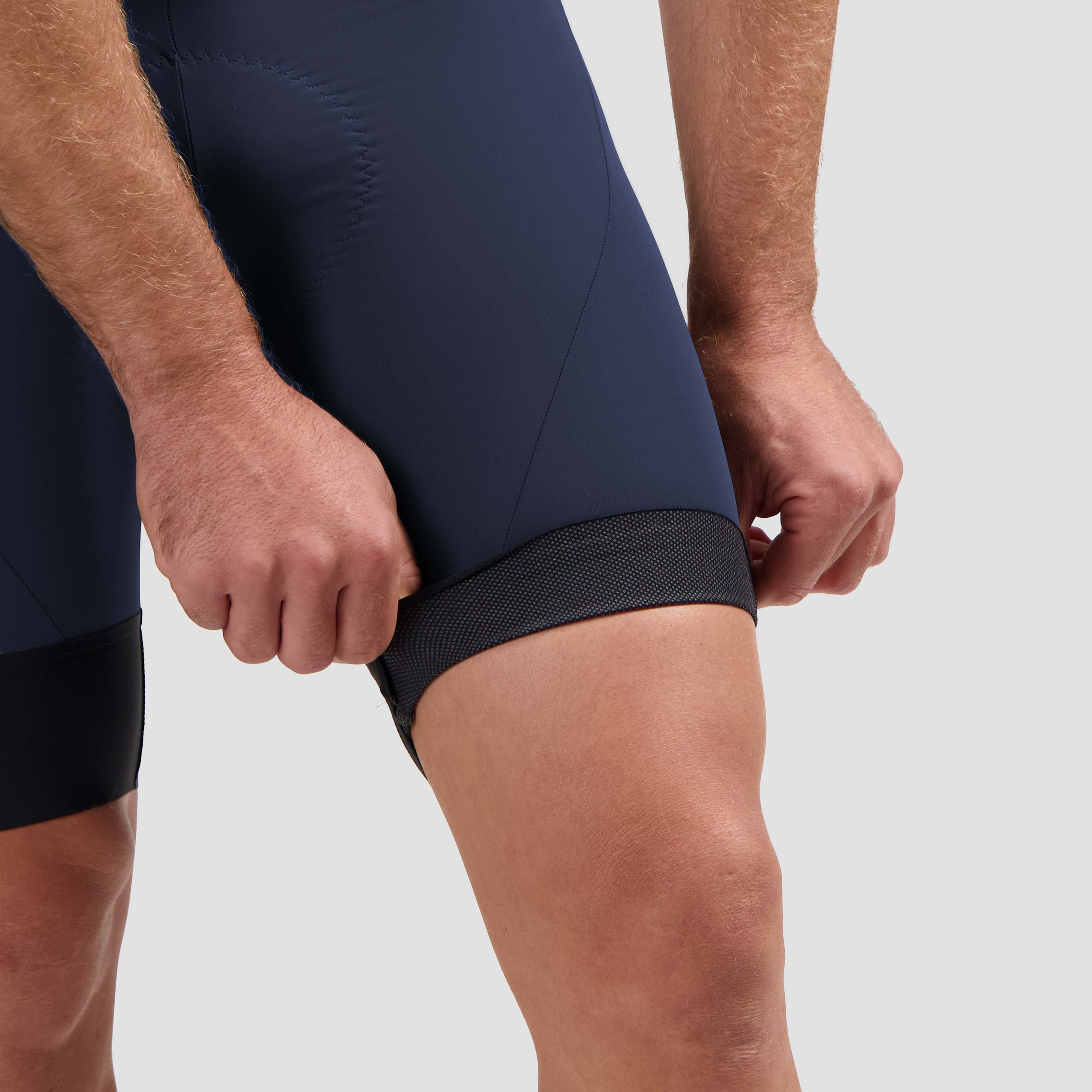 Detail van Rogelli Signature korte fietsbroek heren blauw broekspijp.