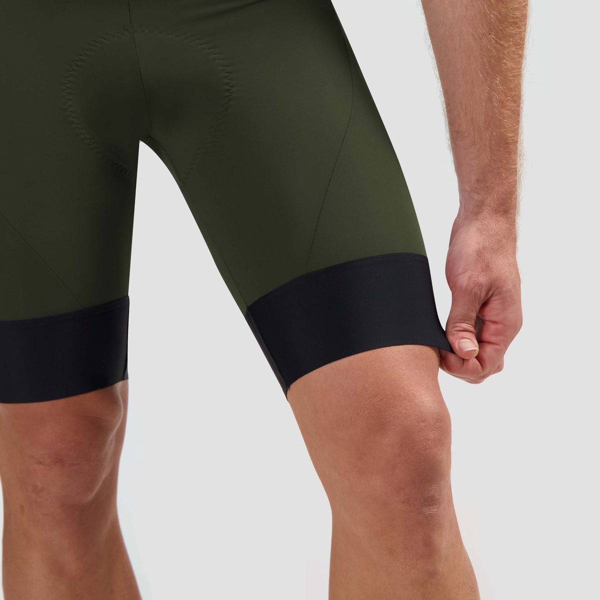 Detail van Rogelli Signature korte fietsbroek heren groen broekspijp.