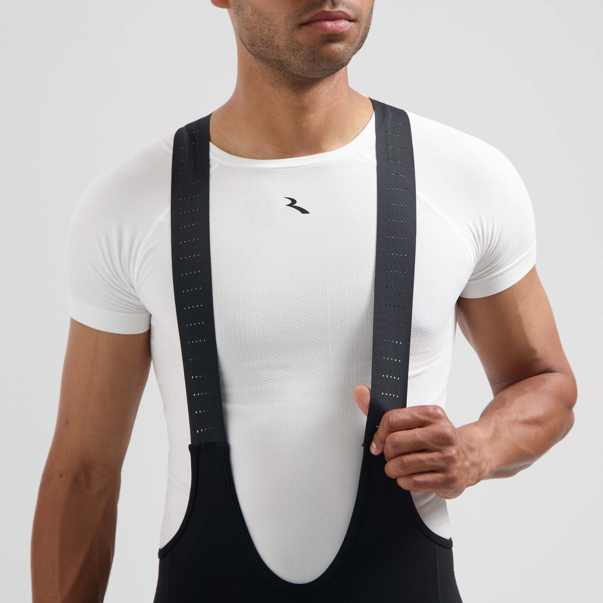 Detail van Rogelli Essential II lange fietsbroek heren zwart bretels voorkant.