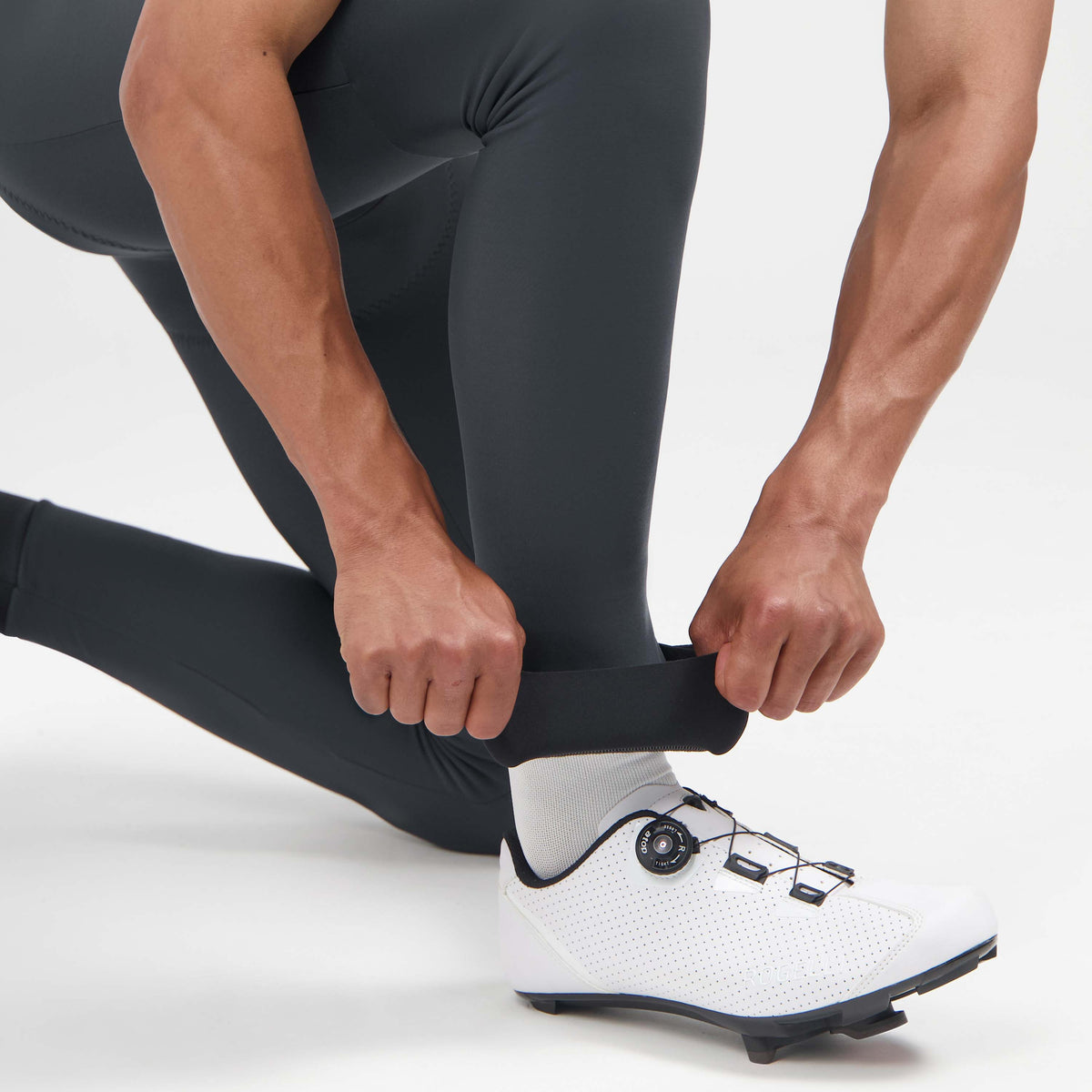 Detail broekspijp van Rogelli Signature lange fietsbroek heren grijs bretels.