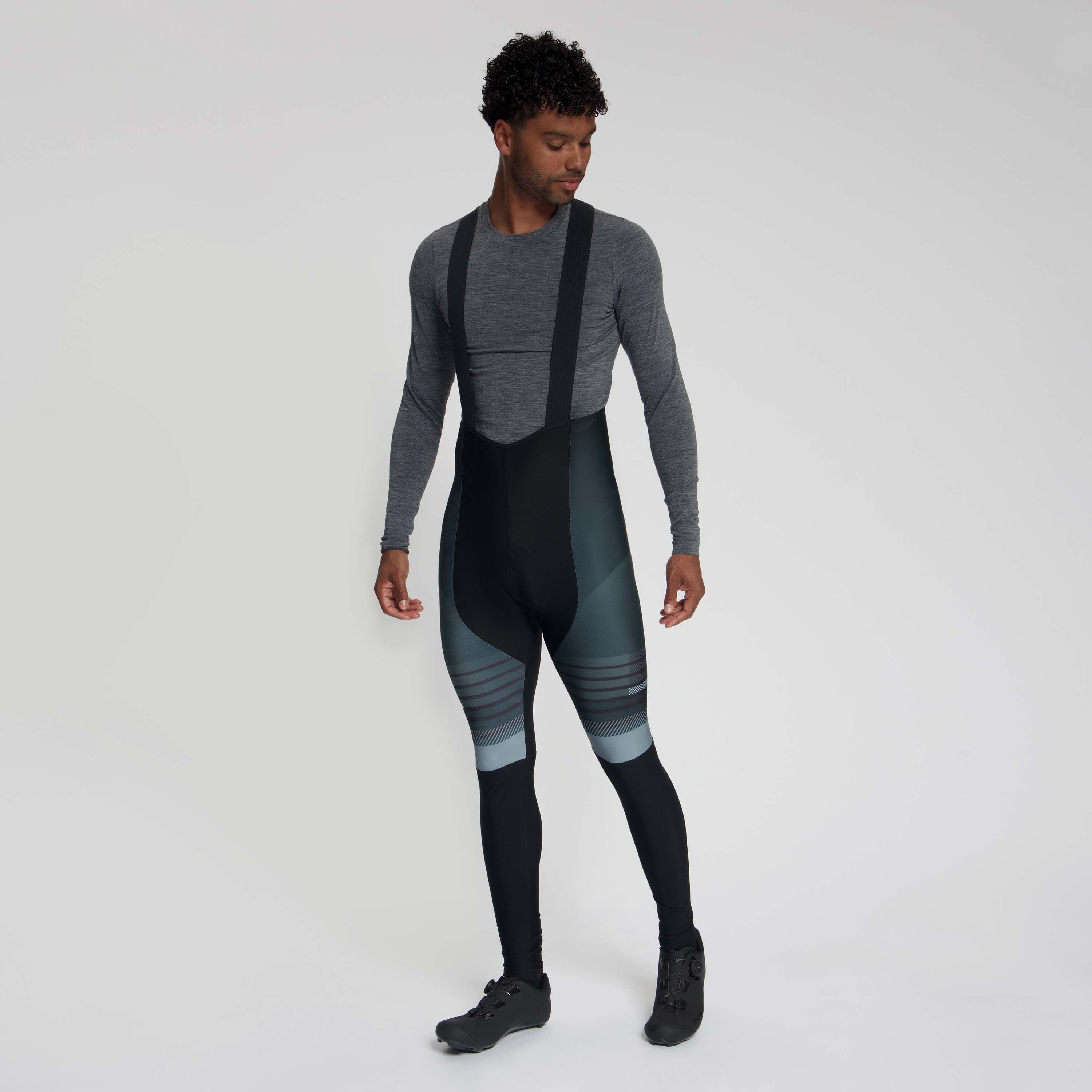 Rogelli Stryde lange fietsbroek heren zwart/grijs/blauw gedragen voorkant.

