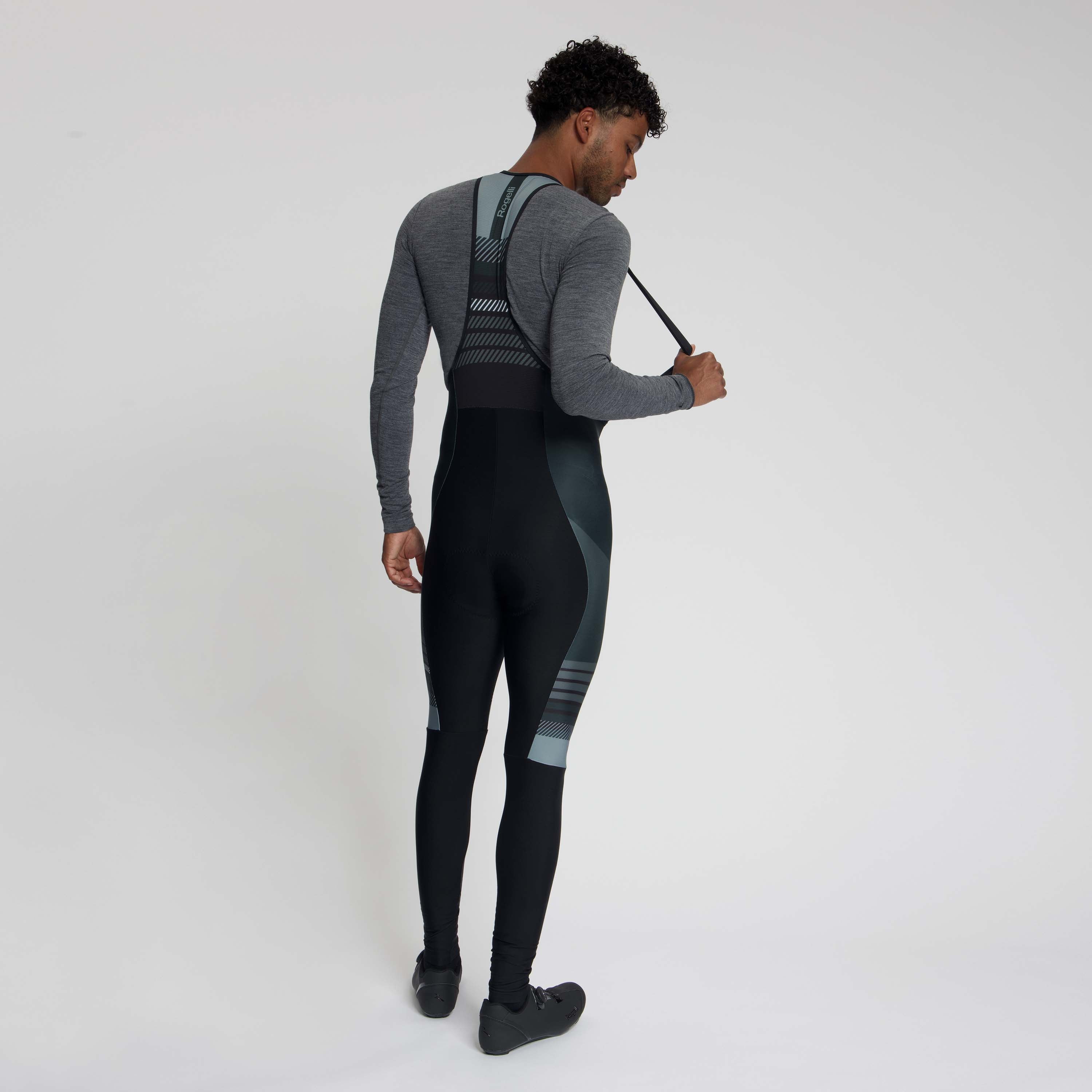 Rogelli Stryde lange fietsbroek heren zwart/grijs/blauw gedragen achterkant.
