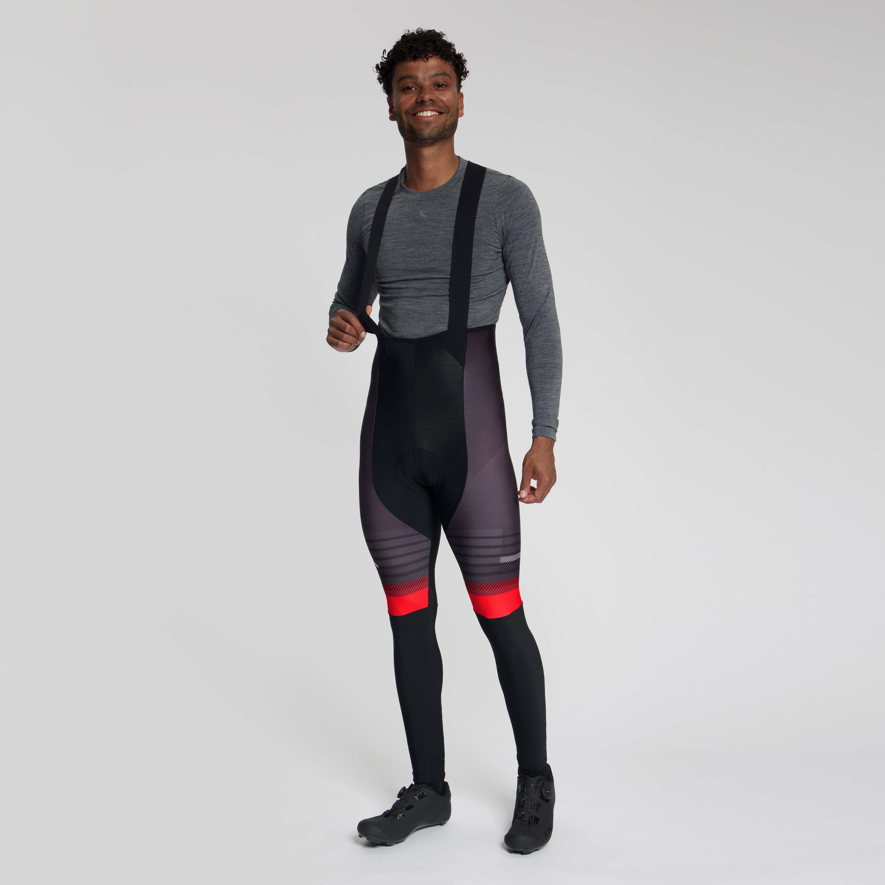Rogelli Stryde lange fietsbroek heren zwart/grijs/rood gedragen voorkant.
