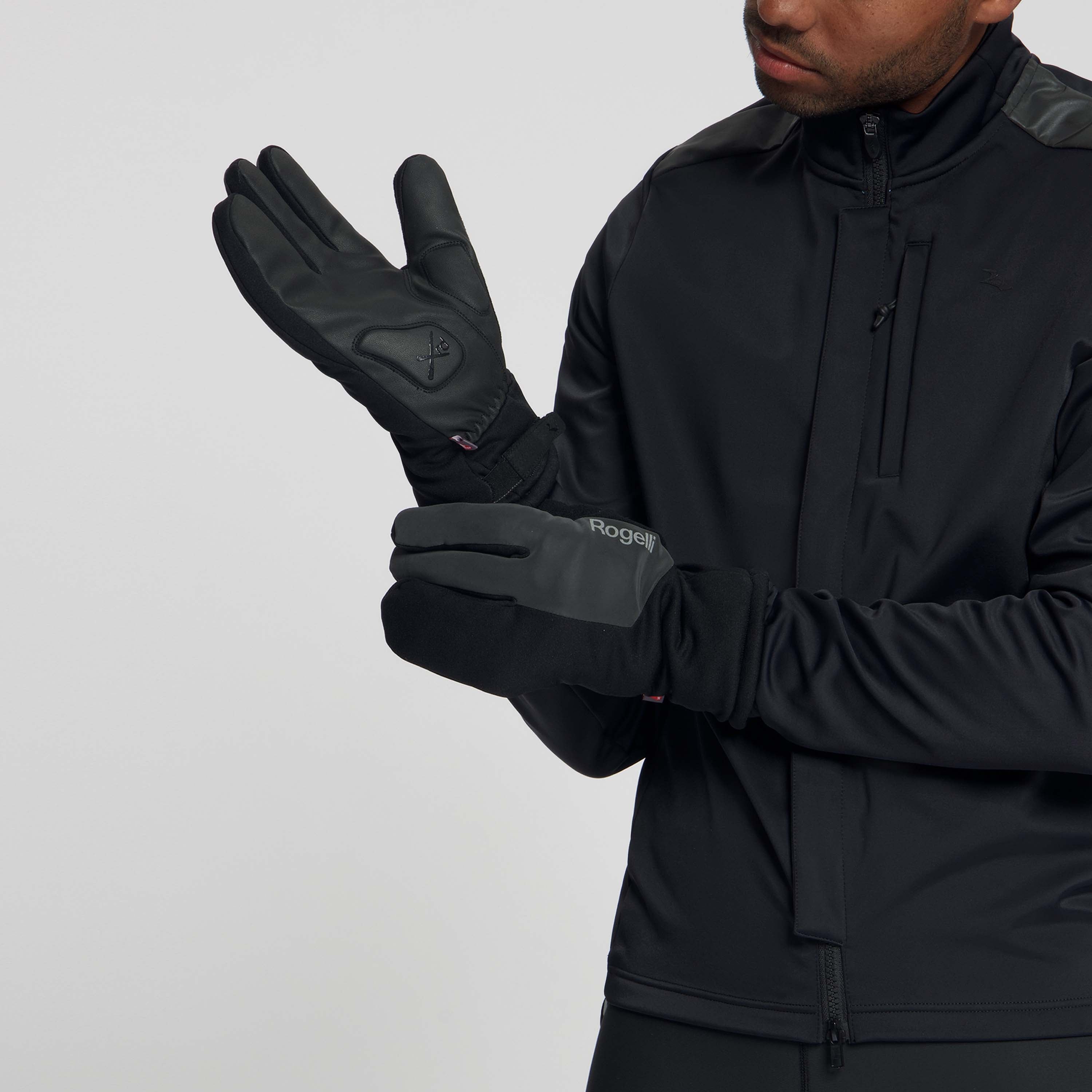Rogelli deep winter waterproof handschoen zwart heren gedragen studiofoto beweging.