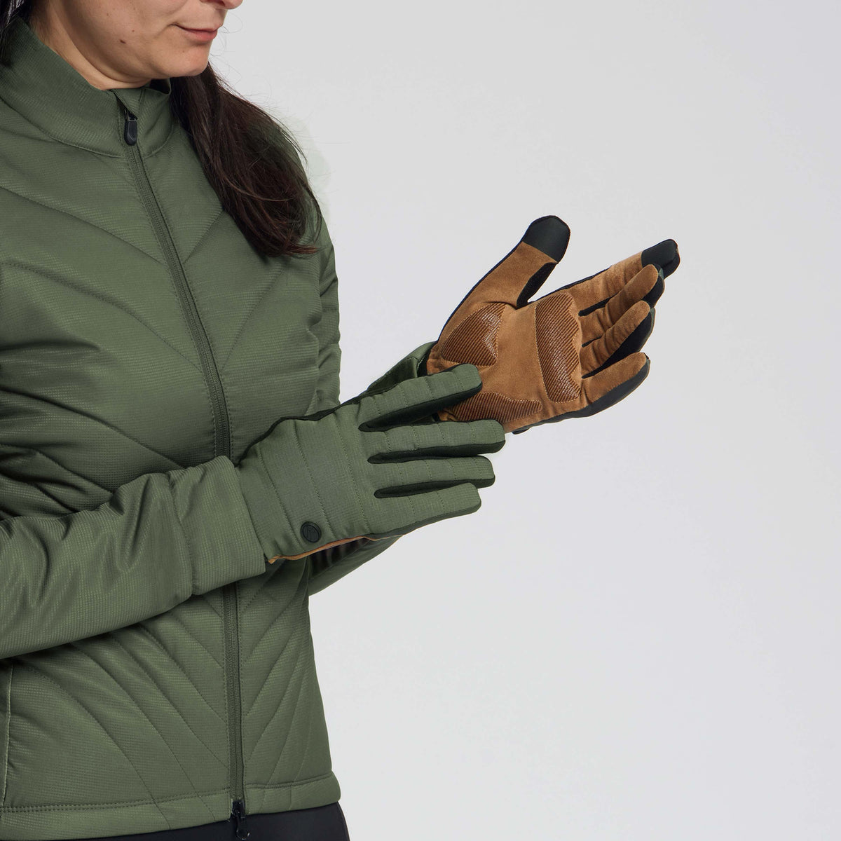 Rogelli Element padded winterhandschoen unisex legergroen studiofoto vrouw.