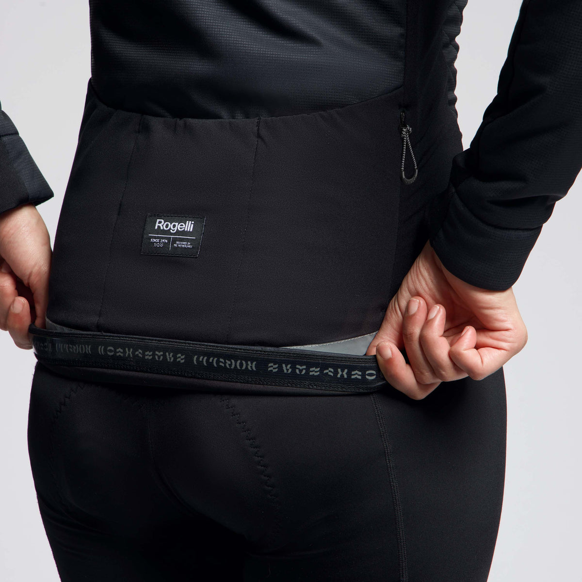 Detail van Rogelli Element winter fietsjack dames zwart achterkant siliconen. 