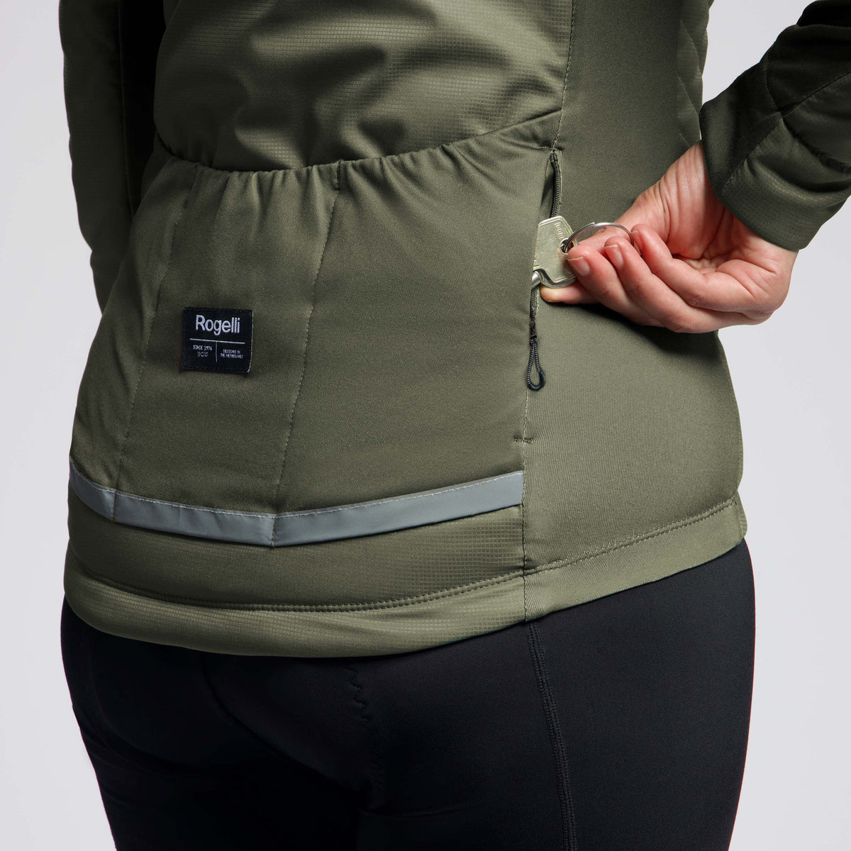 Detail van Rogelli Element winter fietsjack dames legergroen achterkant. 