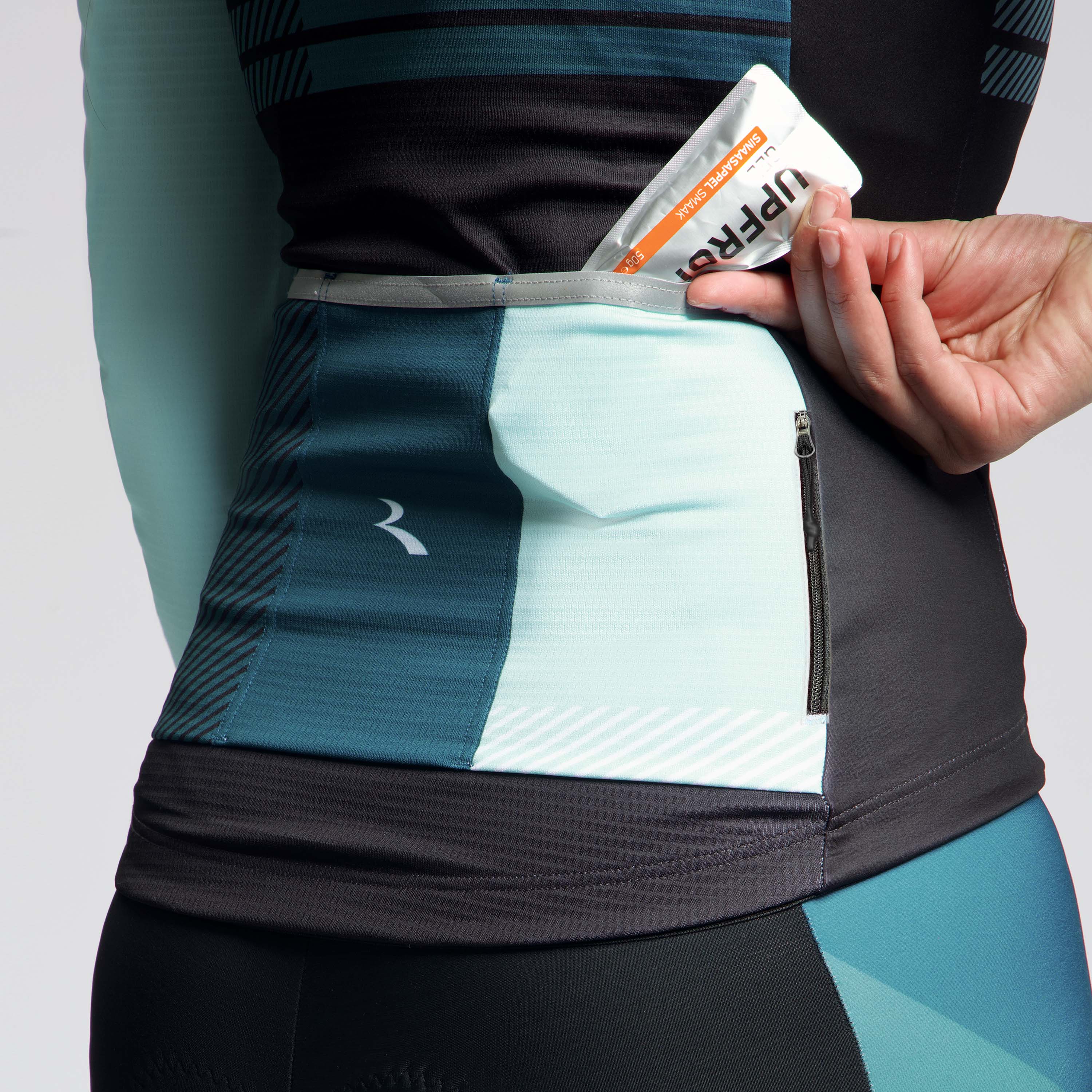 Detail van Rogelli Stryde winter fietsjack dames blauw/lichtblauw achterkant. 